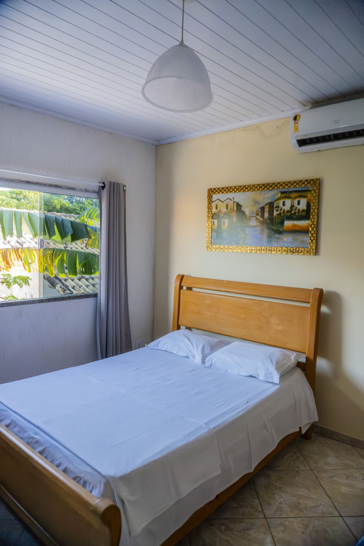 Quarto Marlim Azul — luminária pendente e janela