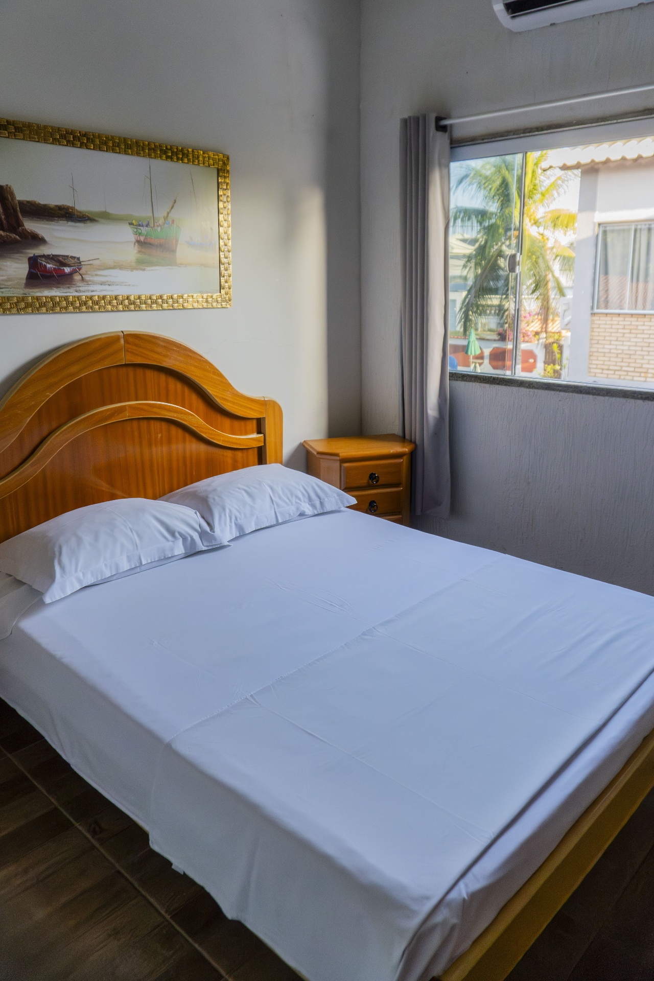 Quarto Dourado — cama em ângulo lateral