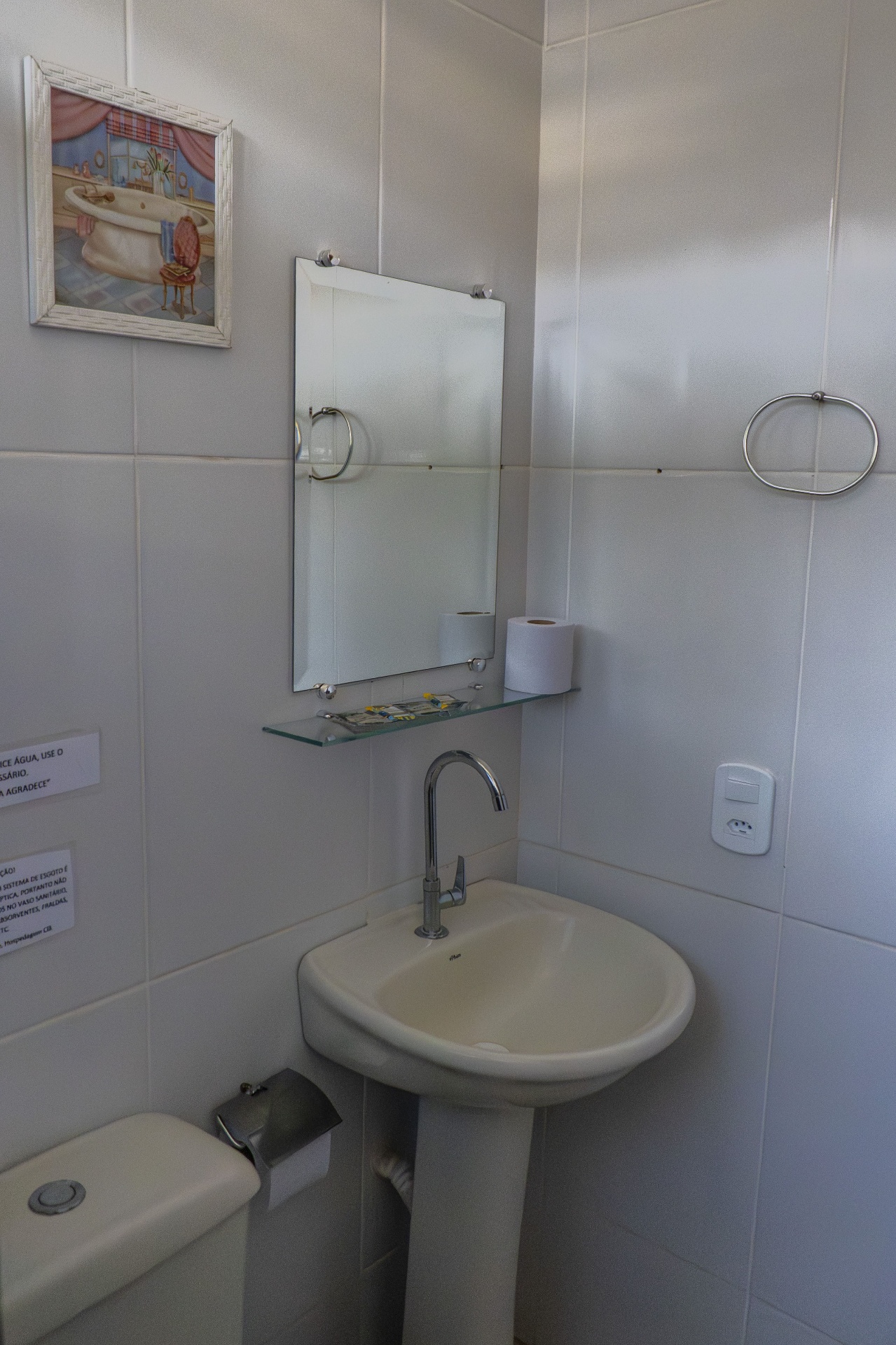 Quarto Dourado — banheiro com pia e espelho