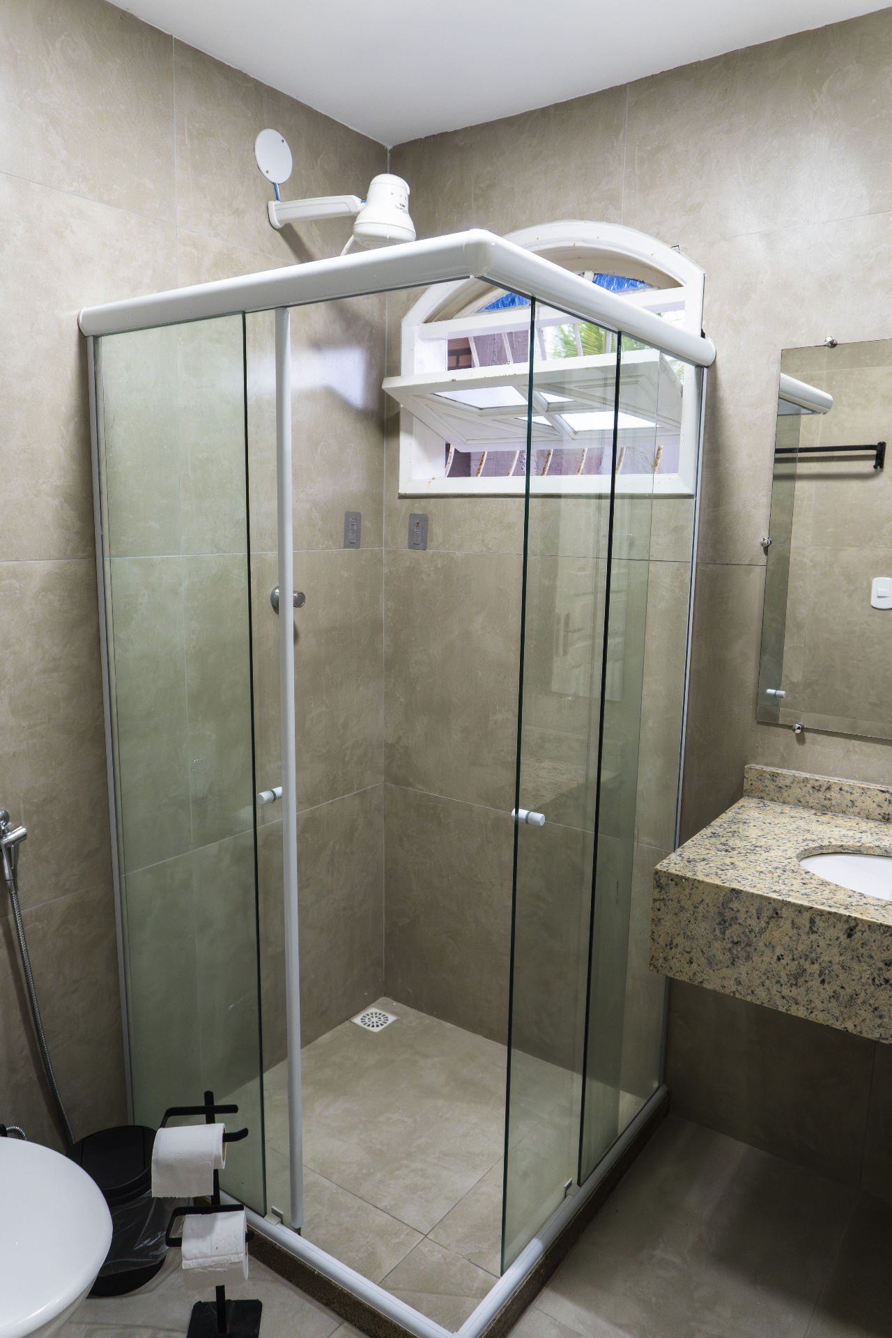 Quarto Sardinha — banheiro com box de vidro
