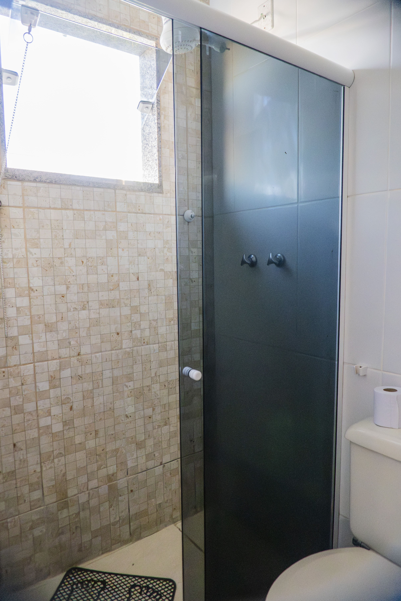 Quarto Dourado — banheiro com box de vidro