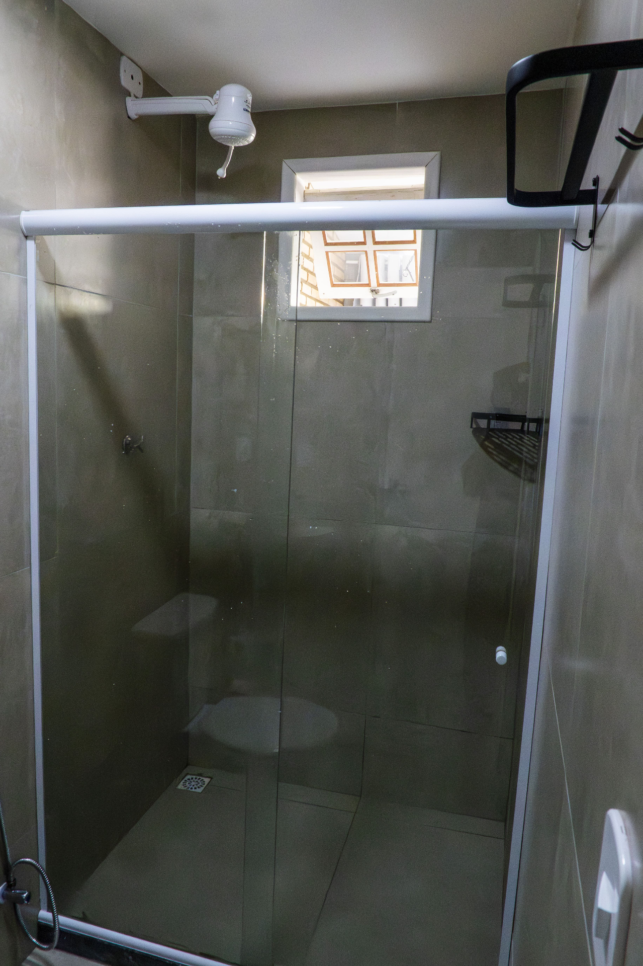 Quarto Tainha — box de vidro do banheiro