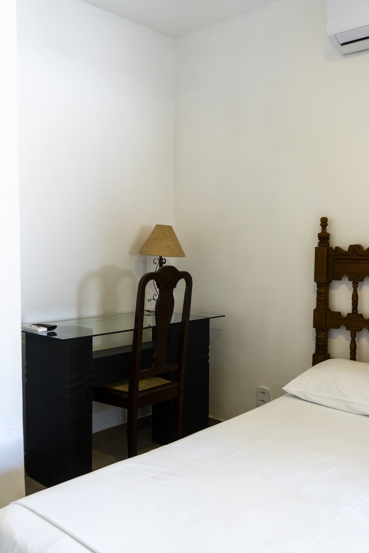 Quarto Sardinha — escrivaninha com luminária e cadeira