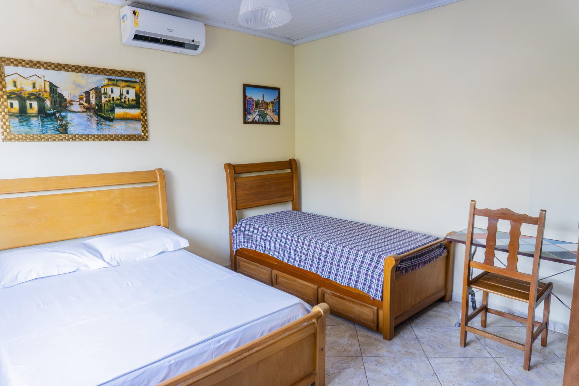 Quarto Marlim Azul — cama de casal e cama de solteiro com ar-condicionado