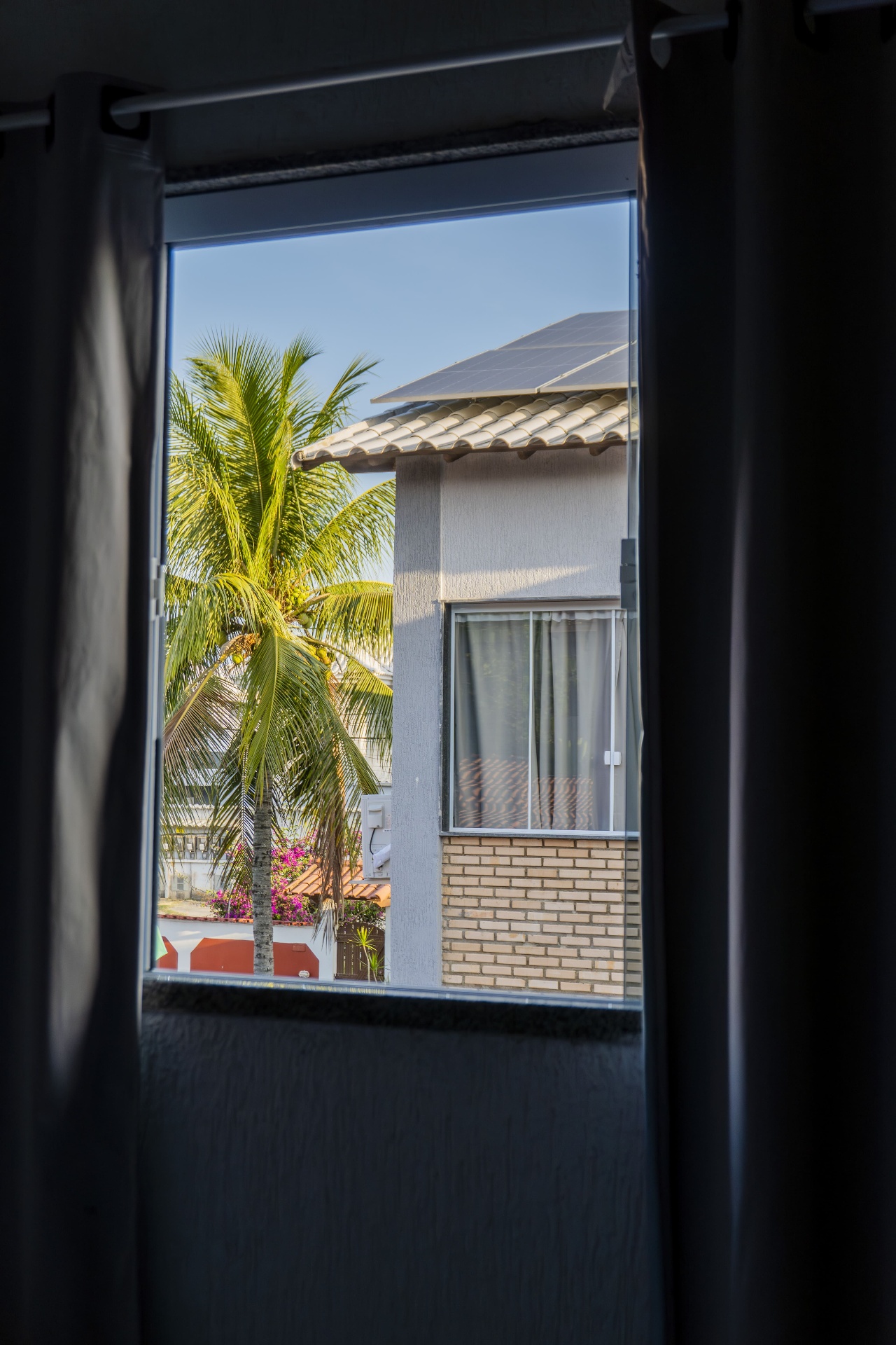Quarto Dourado — janela com vista externa