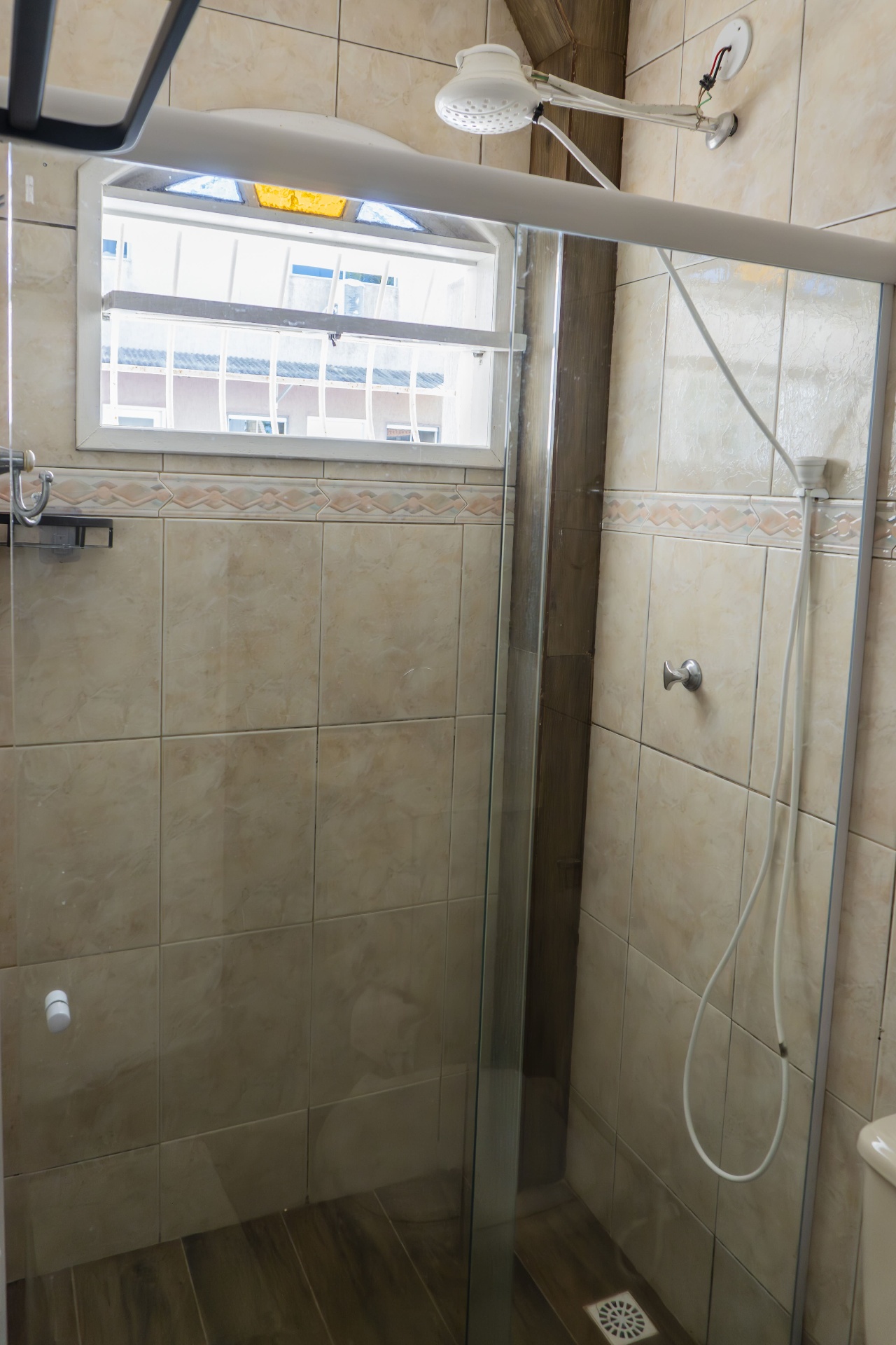 Quarto Cavalinha — banheiro com box de vidro