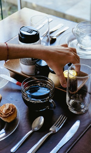 Detalhe da mesa posta para o café
