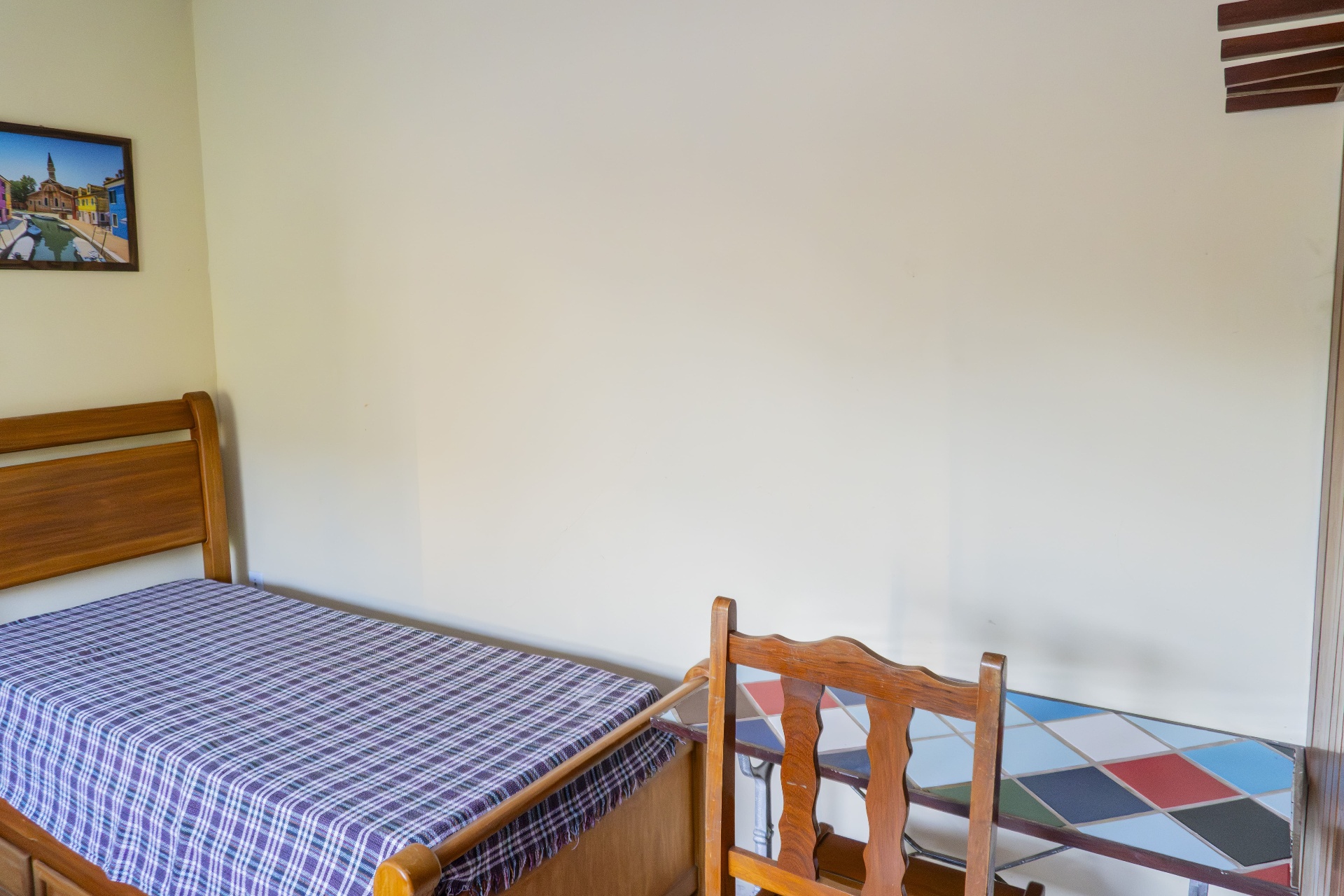 Quarto Marlim Azul — cama de solteiro e mesa lateral