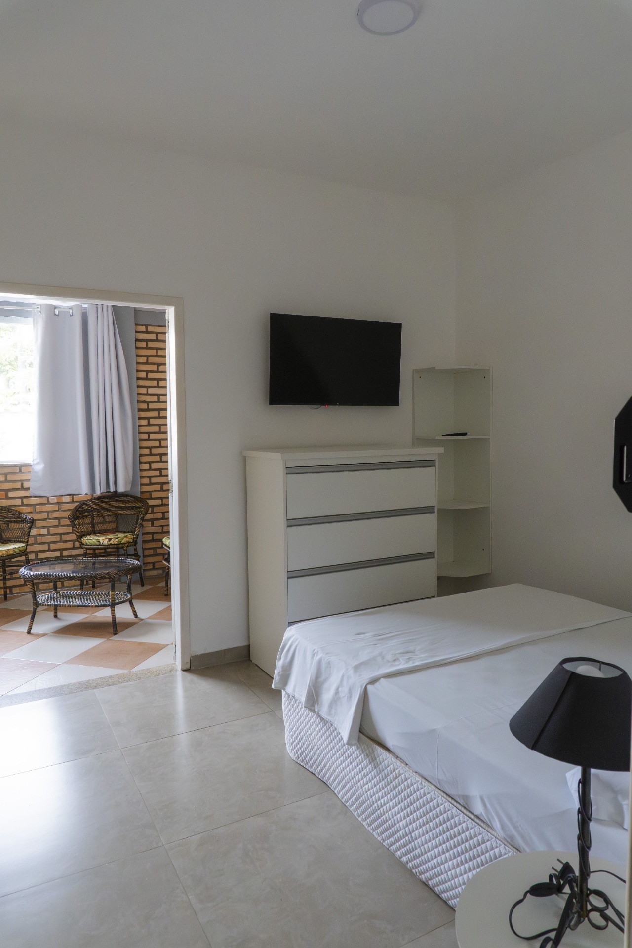 Quarto Tainha — vista da cama para a varanda