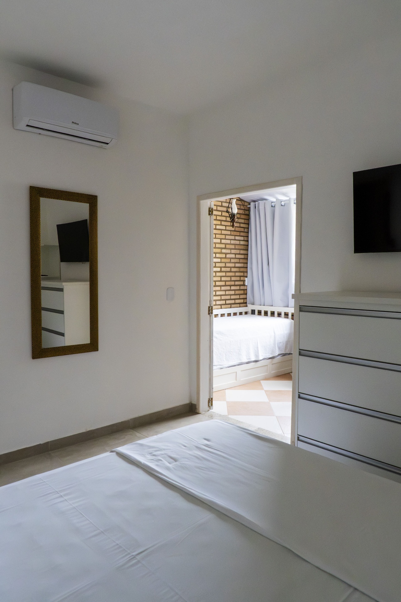 Quarto Tainha — quarto com ar-condicionado, espelho e acesso à varanda