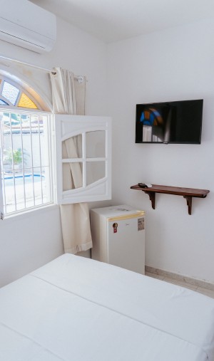 Quarto da pousada com janela em arco