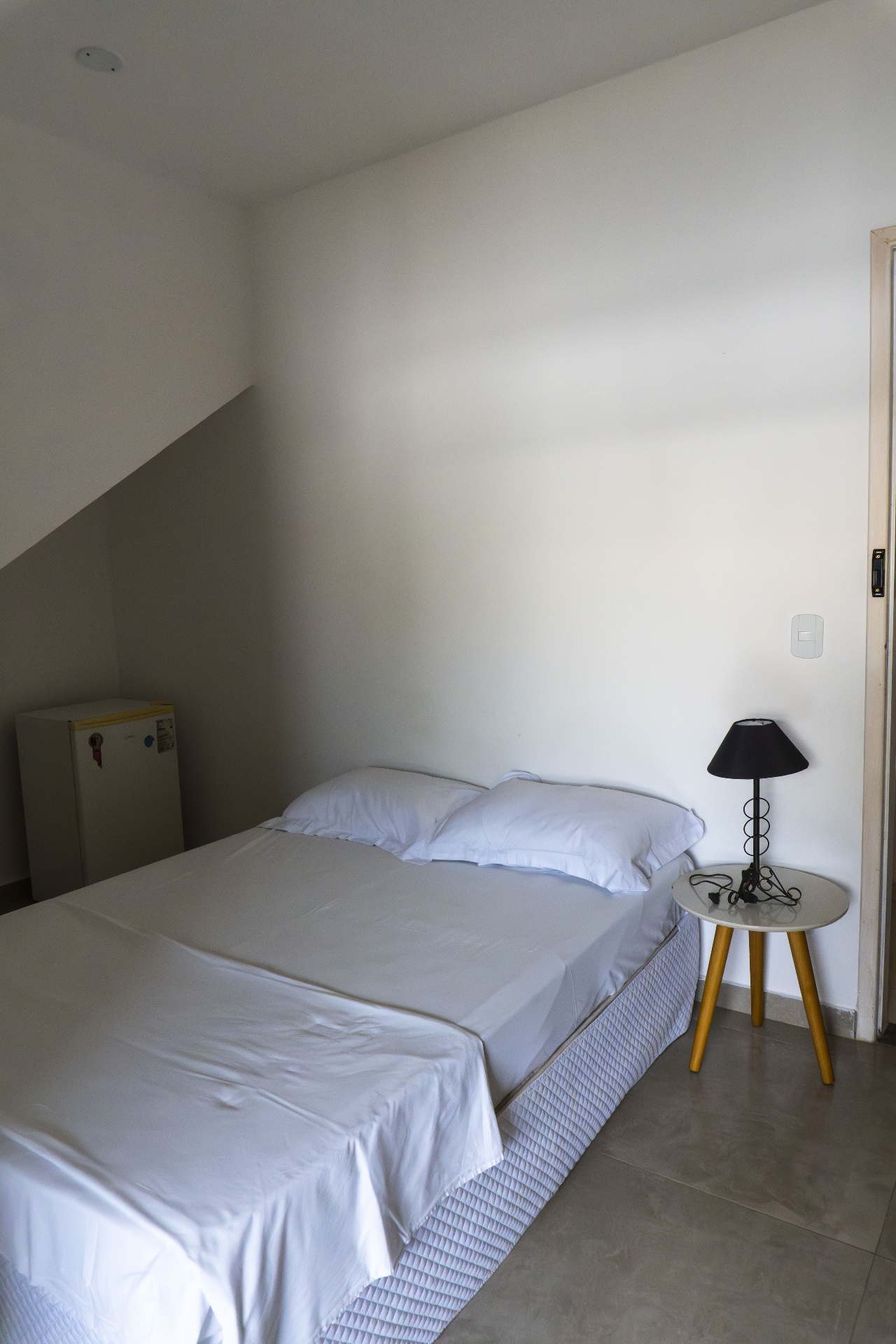 Quarto Tainha — cama de casal com frigobar e abajur