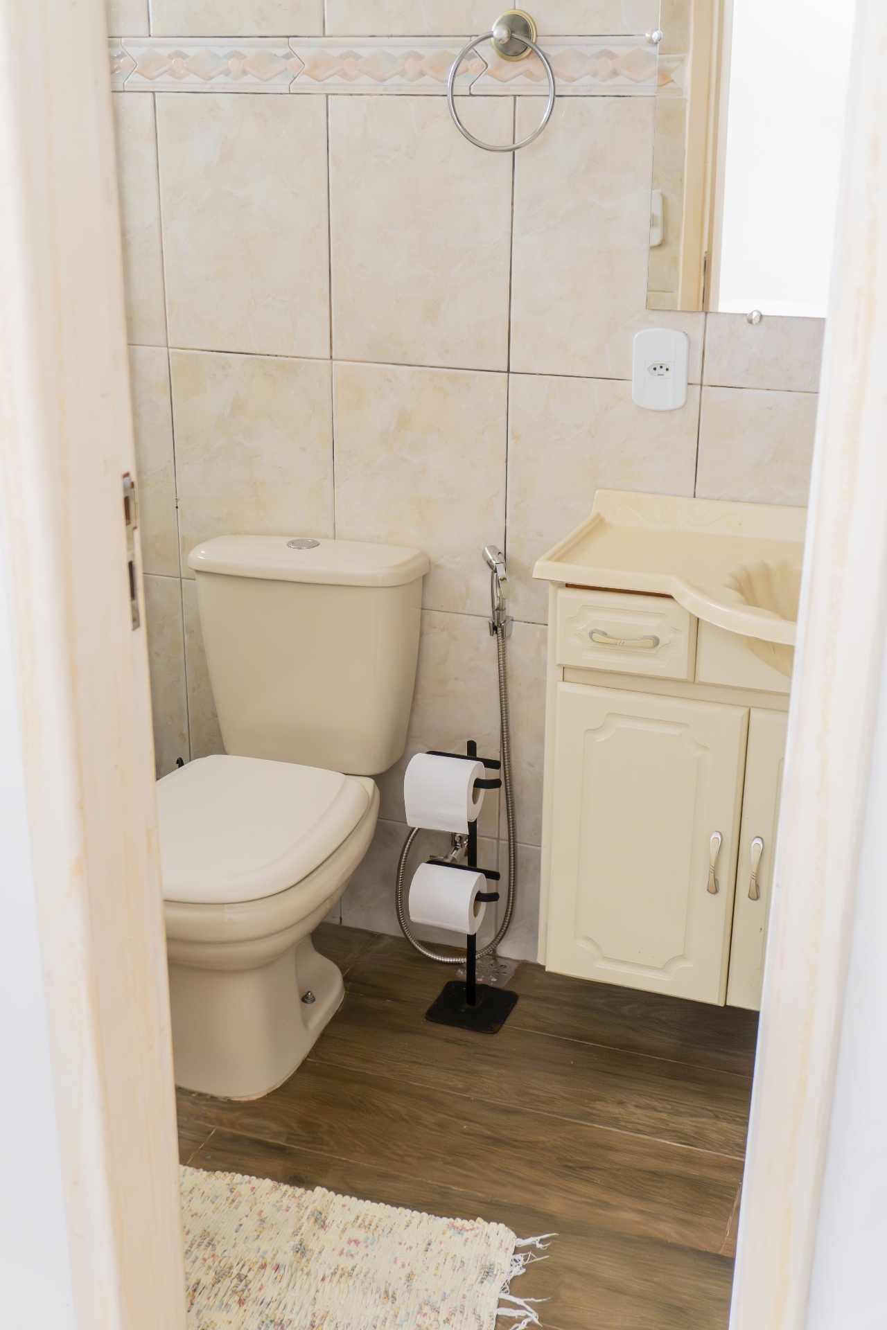 Quarto Cavalinha — banheiro com vaso sanitário e pia