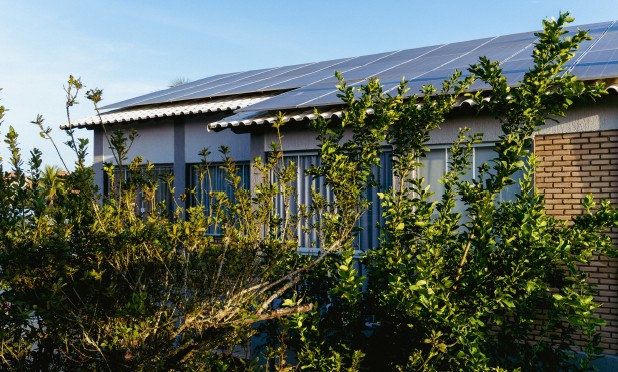 Painéis solares no telhado da pousada