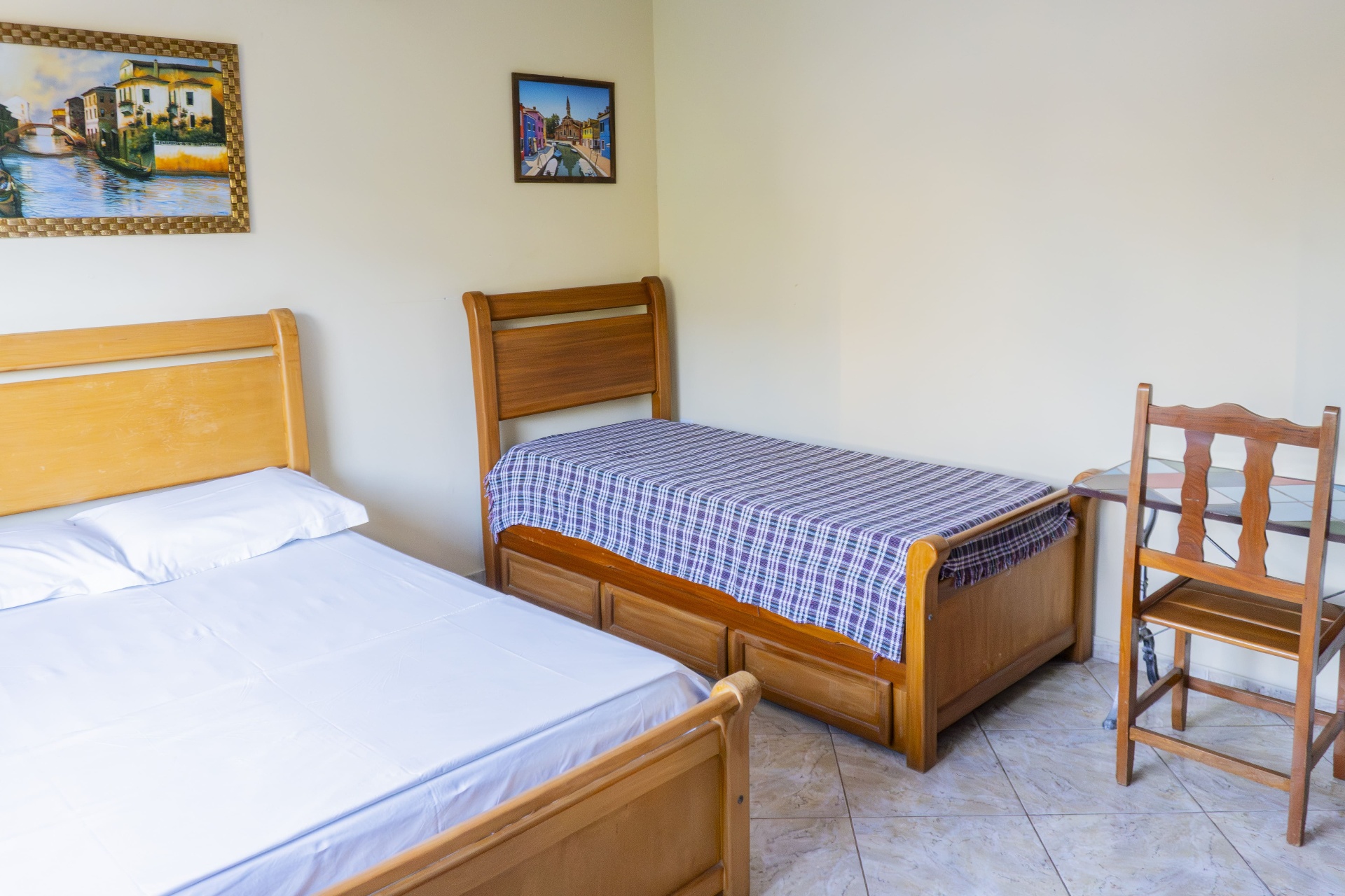 Quarto Marlim Azul — quarto com cama de casal e cama de solteiro