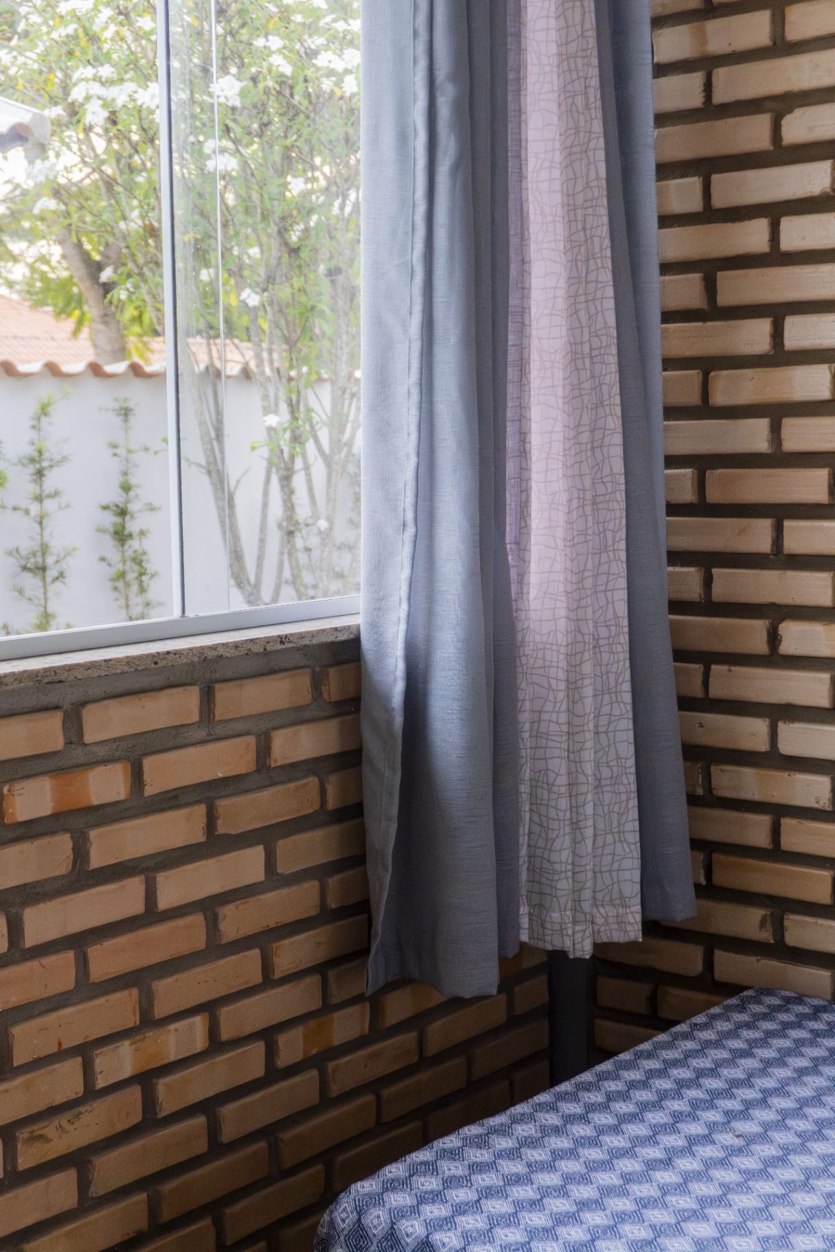 Quarto Sardinha — janela com vista para o jardim
