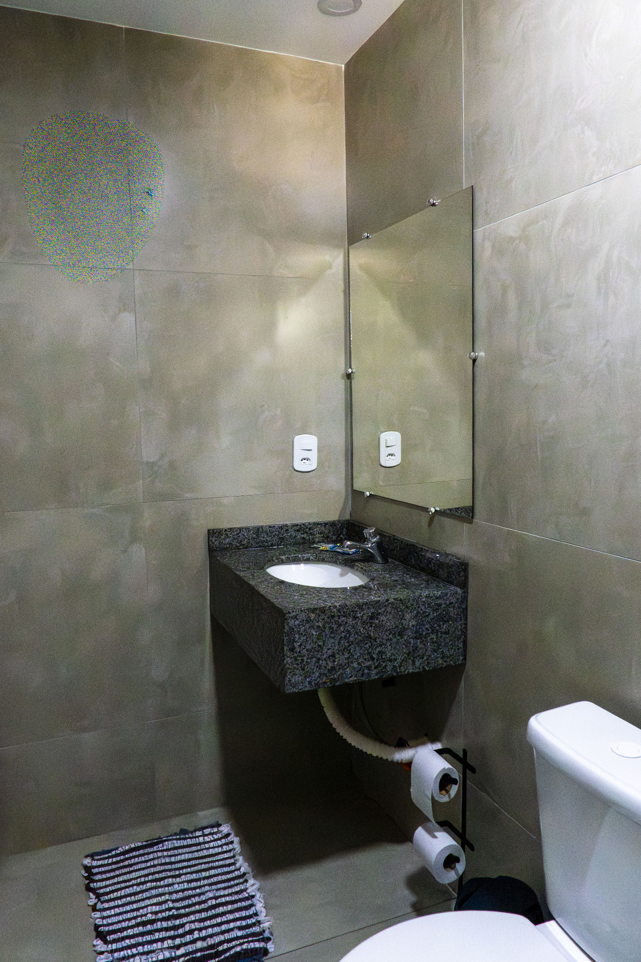 Quarto Tainha — bancada do banheiro com espelho