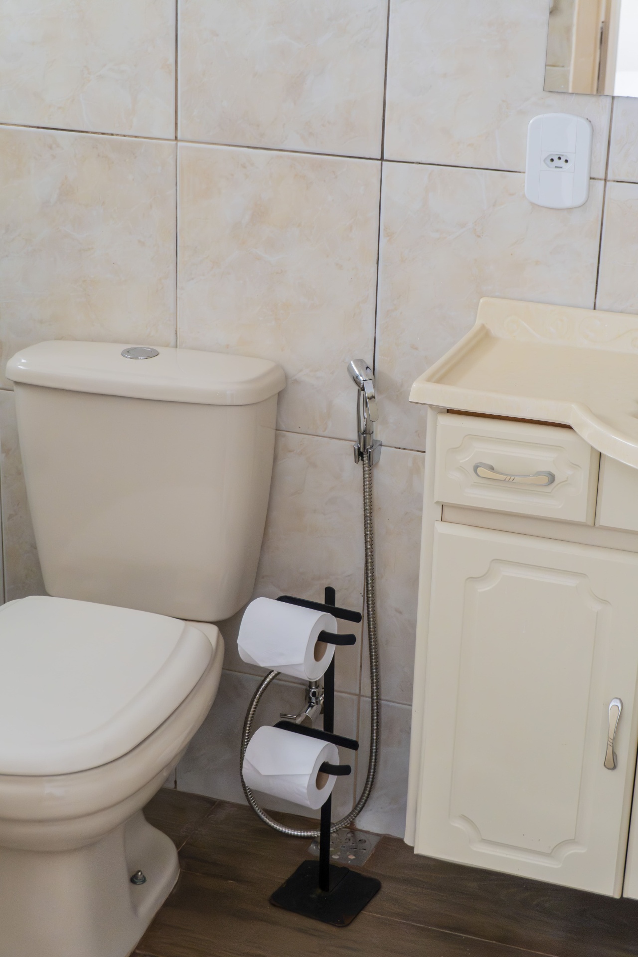 Quarto Cavalinha — detalhe do vaso sanitário e bancada da pia