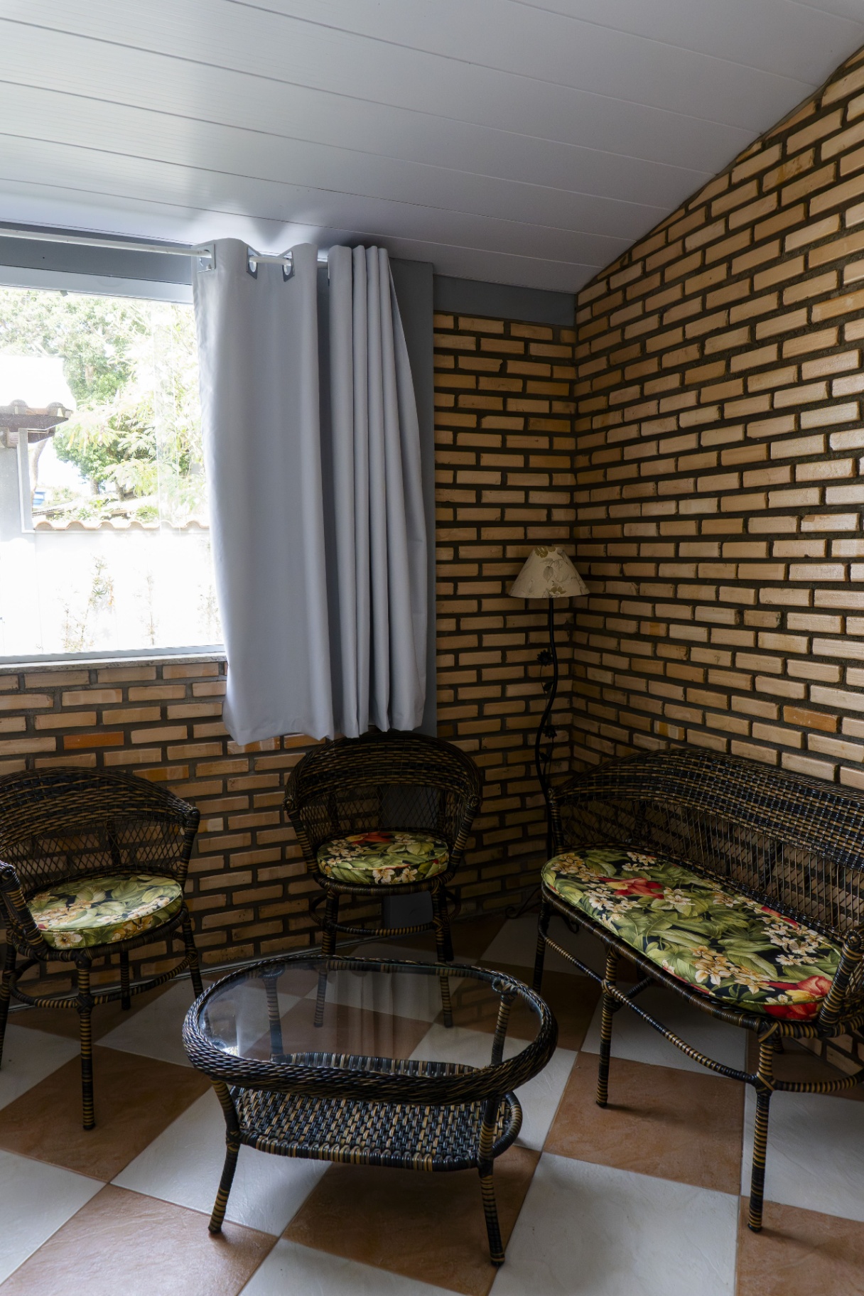 Quarto Tainha — área de estar completa na varanda