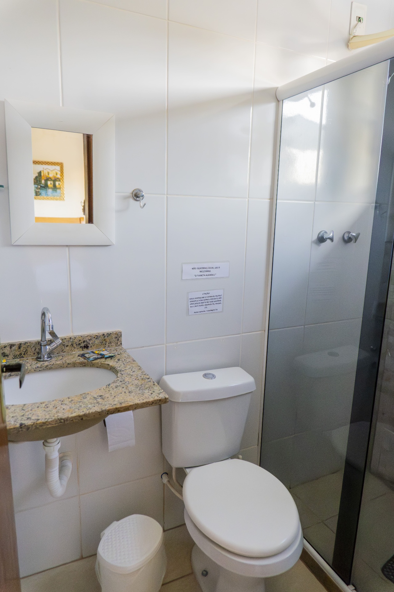 Quarto Marlim Azul — banheiro com pia, vaso e box