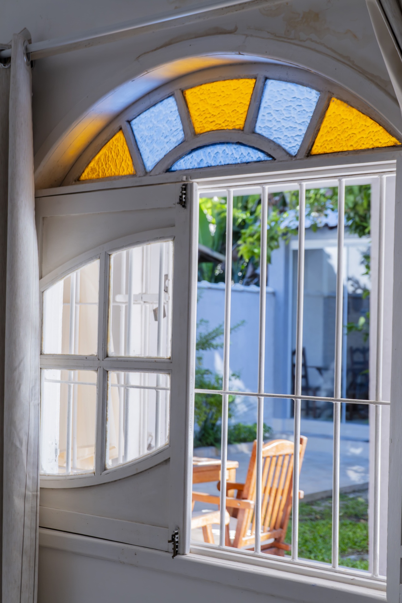 Quarto Cavalinha — detalhe da janela em arco e jardim externo