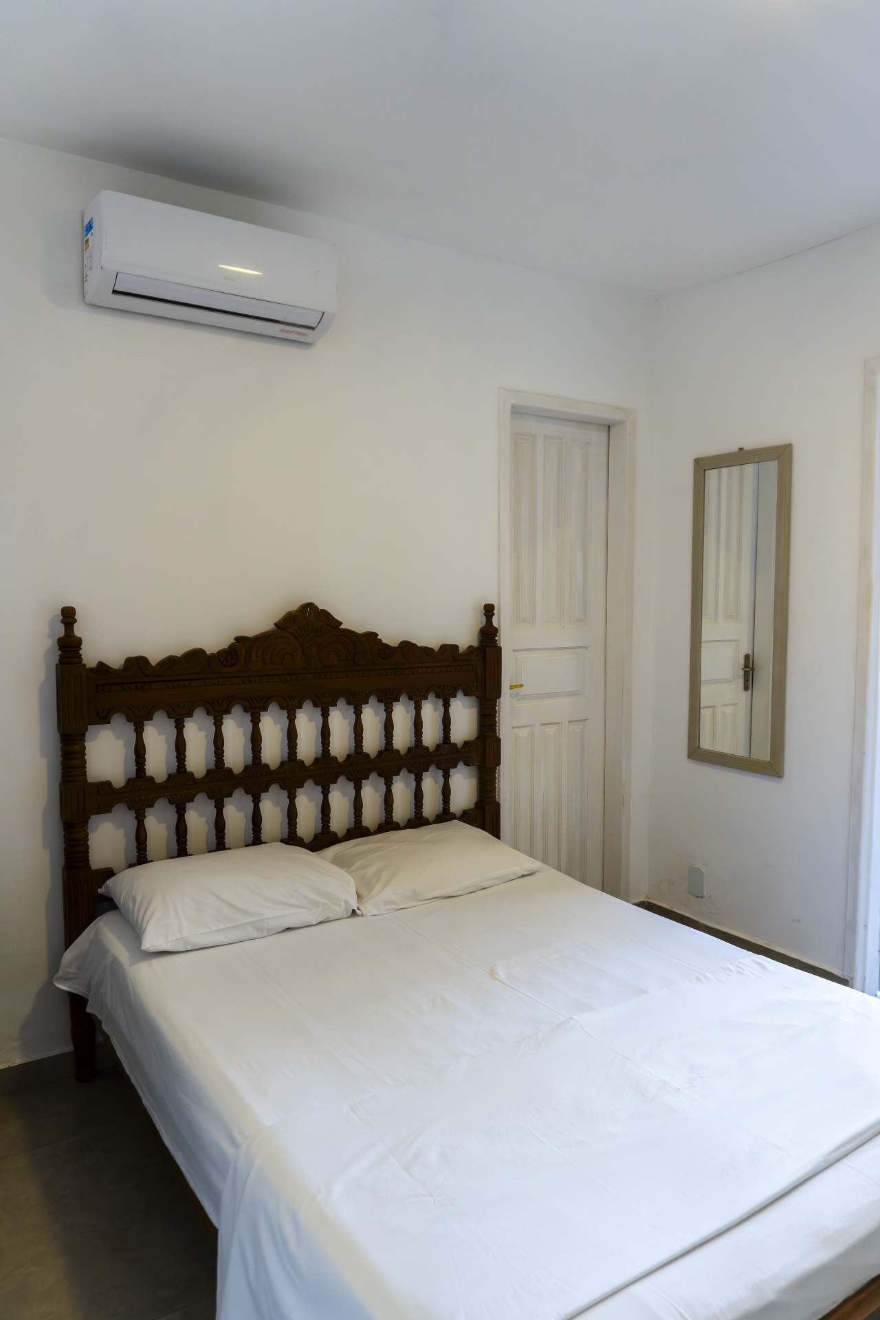 Quarto Sardinha — vista ampla da cama com ar-condicionado