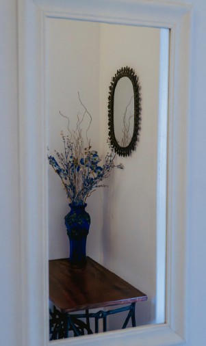 Detalhe decorativo com vaso e espelho
