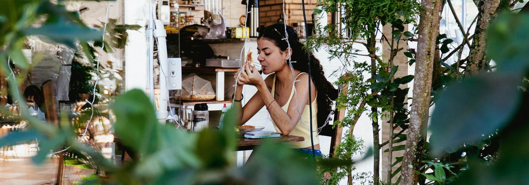 Café da manhã no jardim