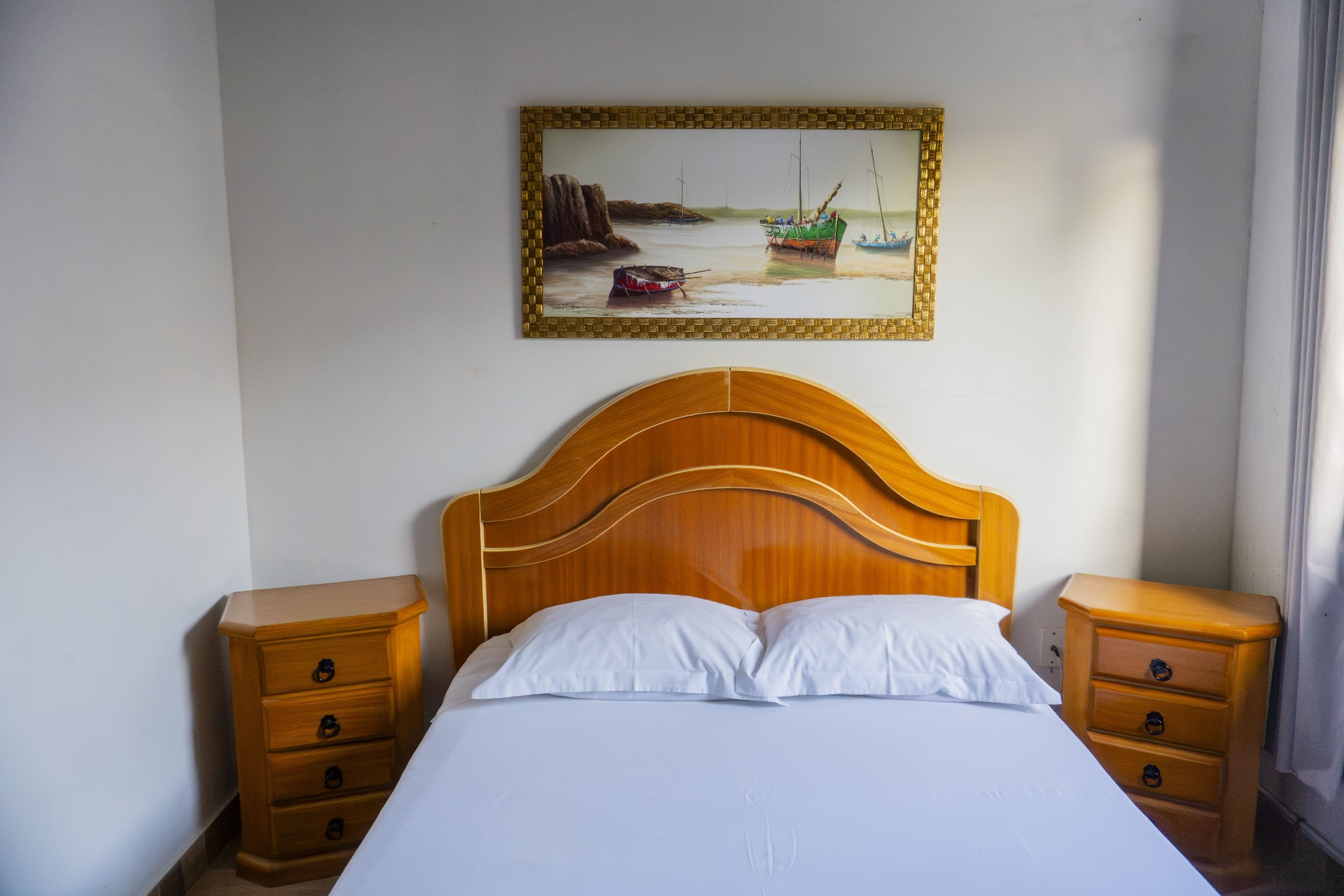 Quarto Dourado — vista frontal da cama e decoração