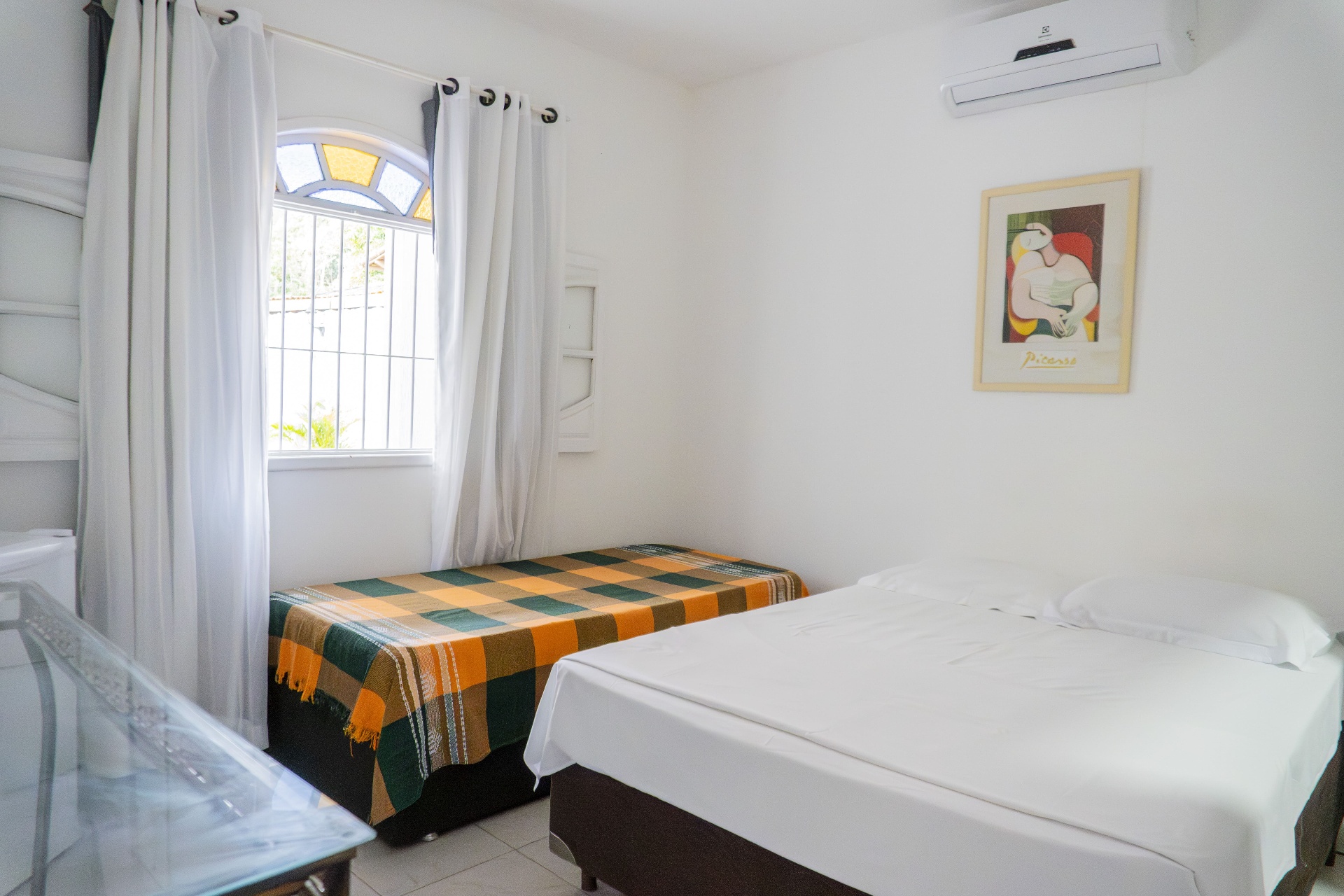 Quarto Manjubinha — cama de casal e cama auxiliar com janela em arco