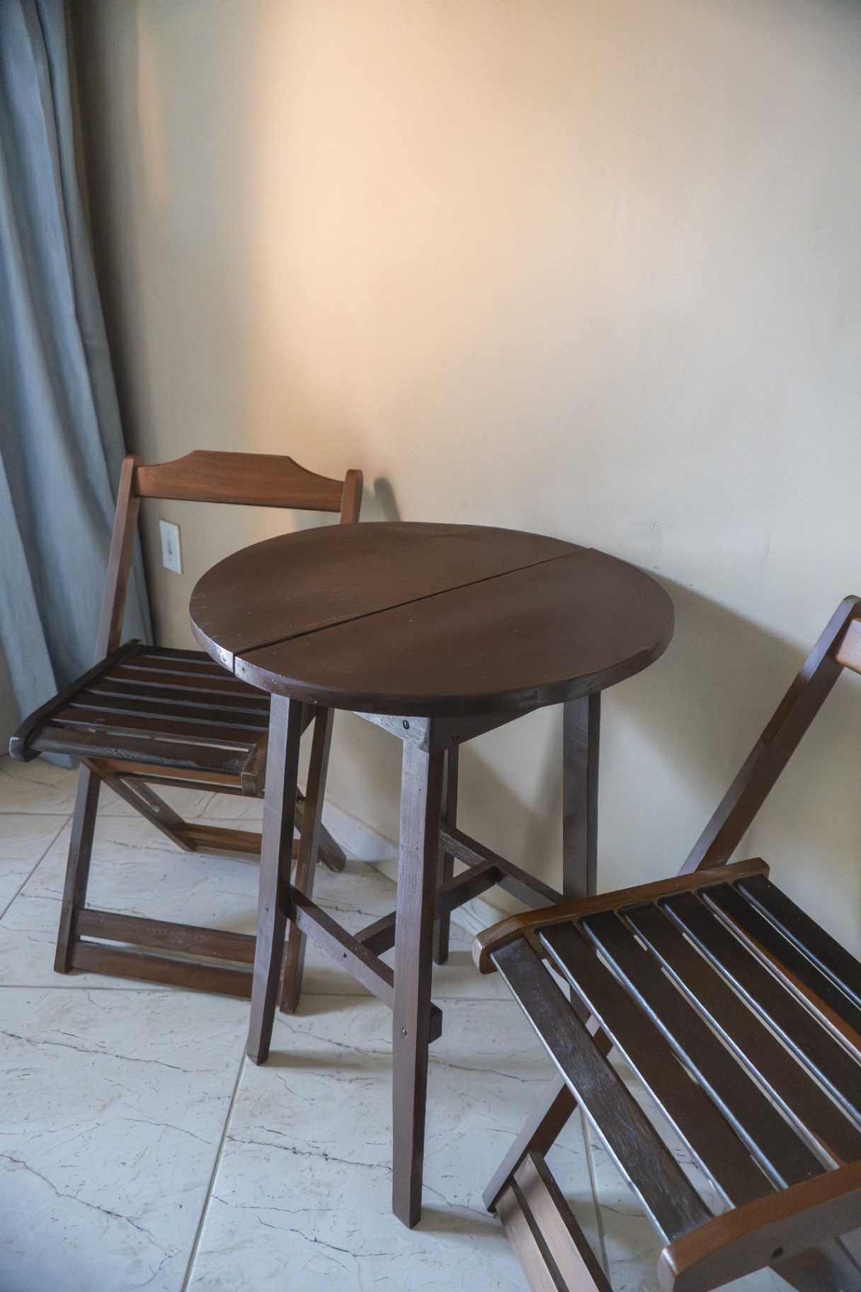 Quarto Coral — mesa e cadeiras
