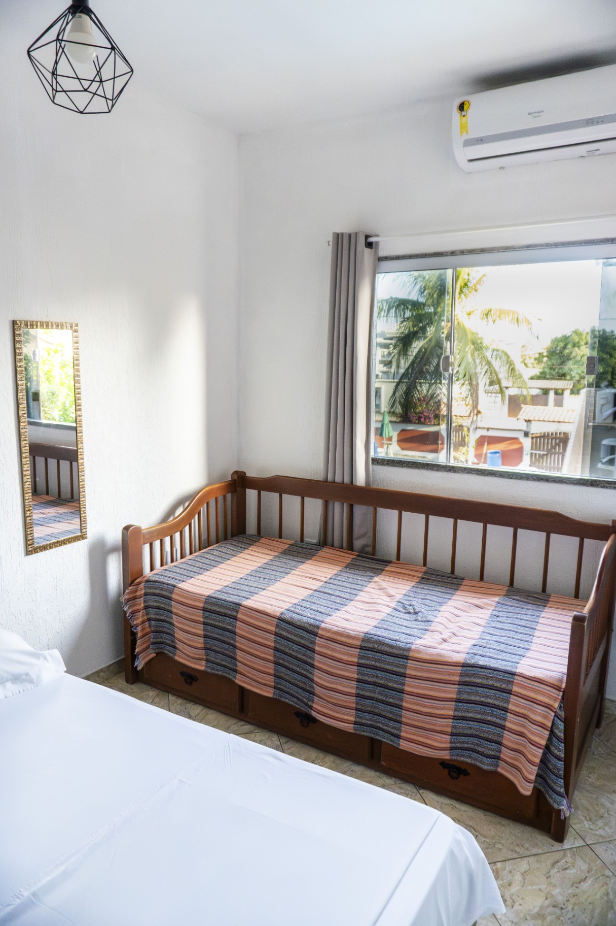 Quarto Estrela do Mar — vista da janela para a piscina