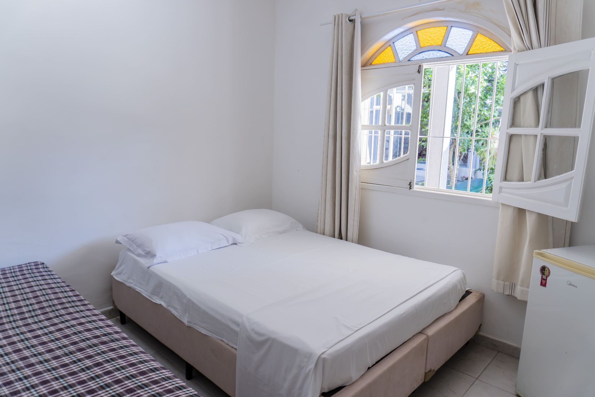 Quarto Cavalinha — cama de casal, frigobar e vista para a piscina