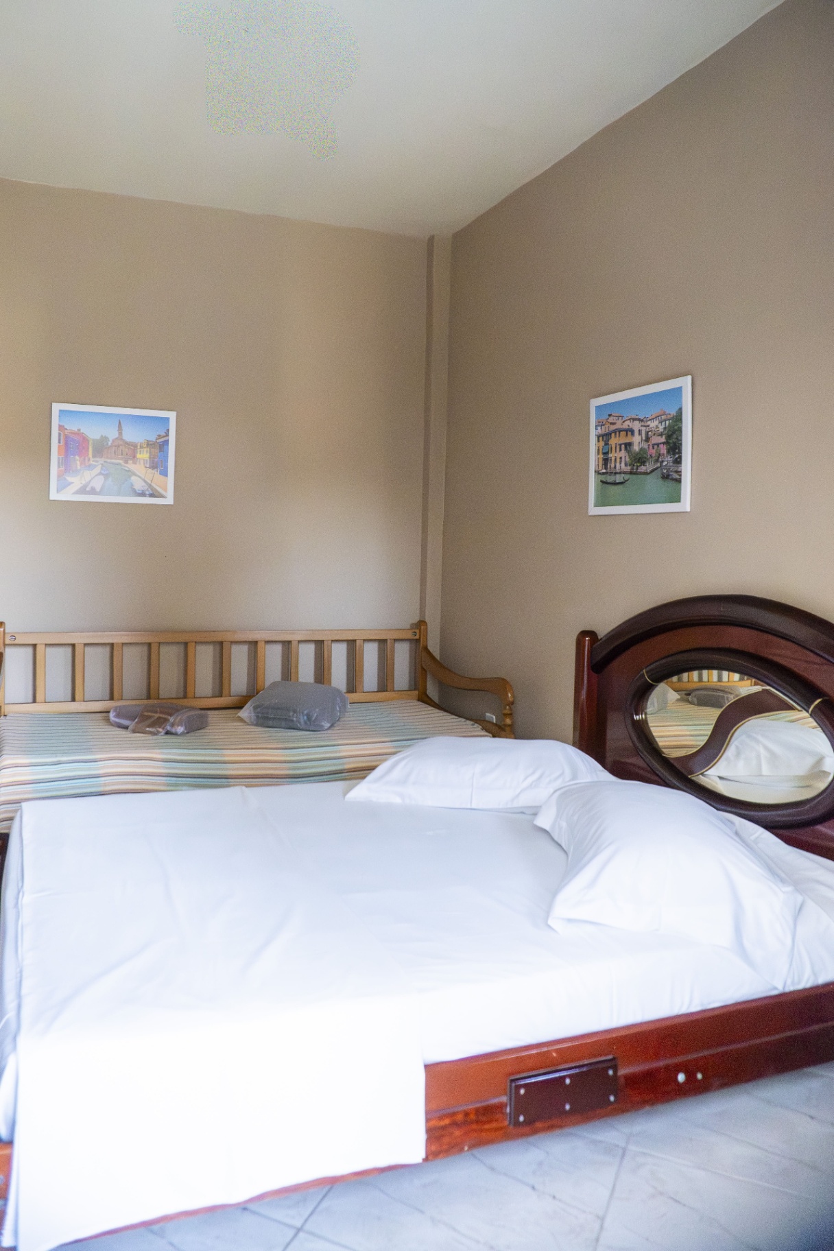 Quarto Coral — cama auxiliar e cama de casal