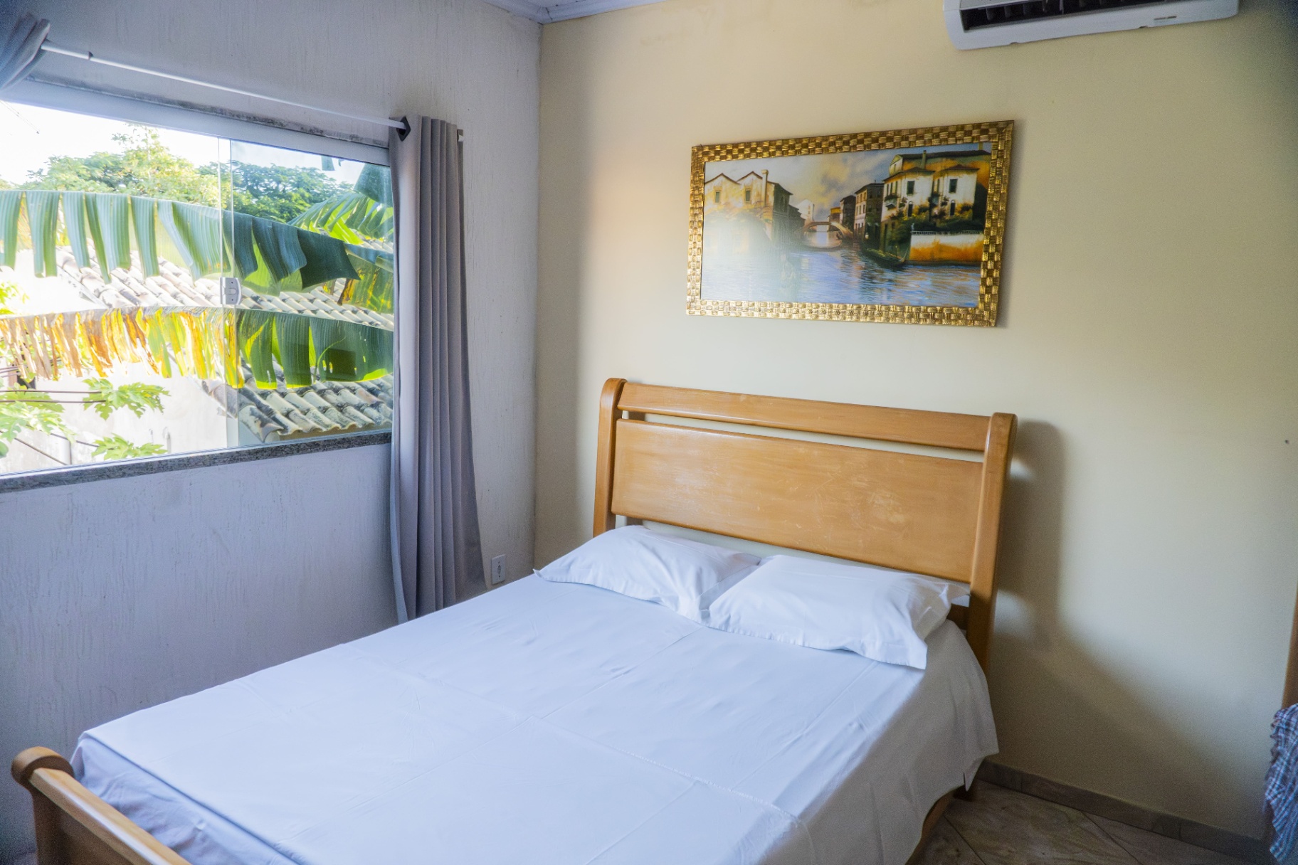 Quarto Marlim Azul — cama e ar-condicionado