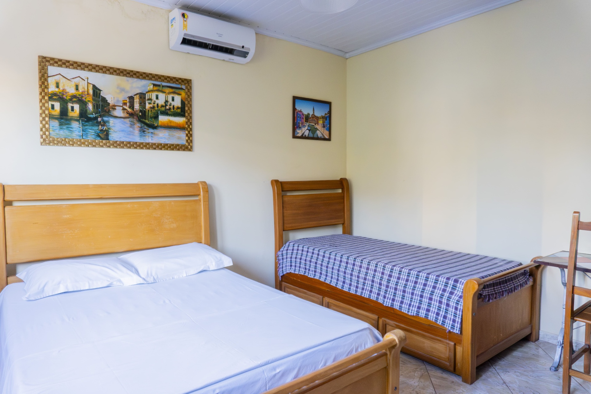 Quarto Marlim Azul — cama de casal e cama de solteiro