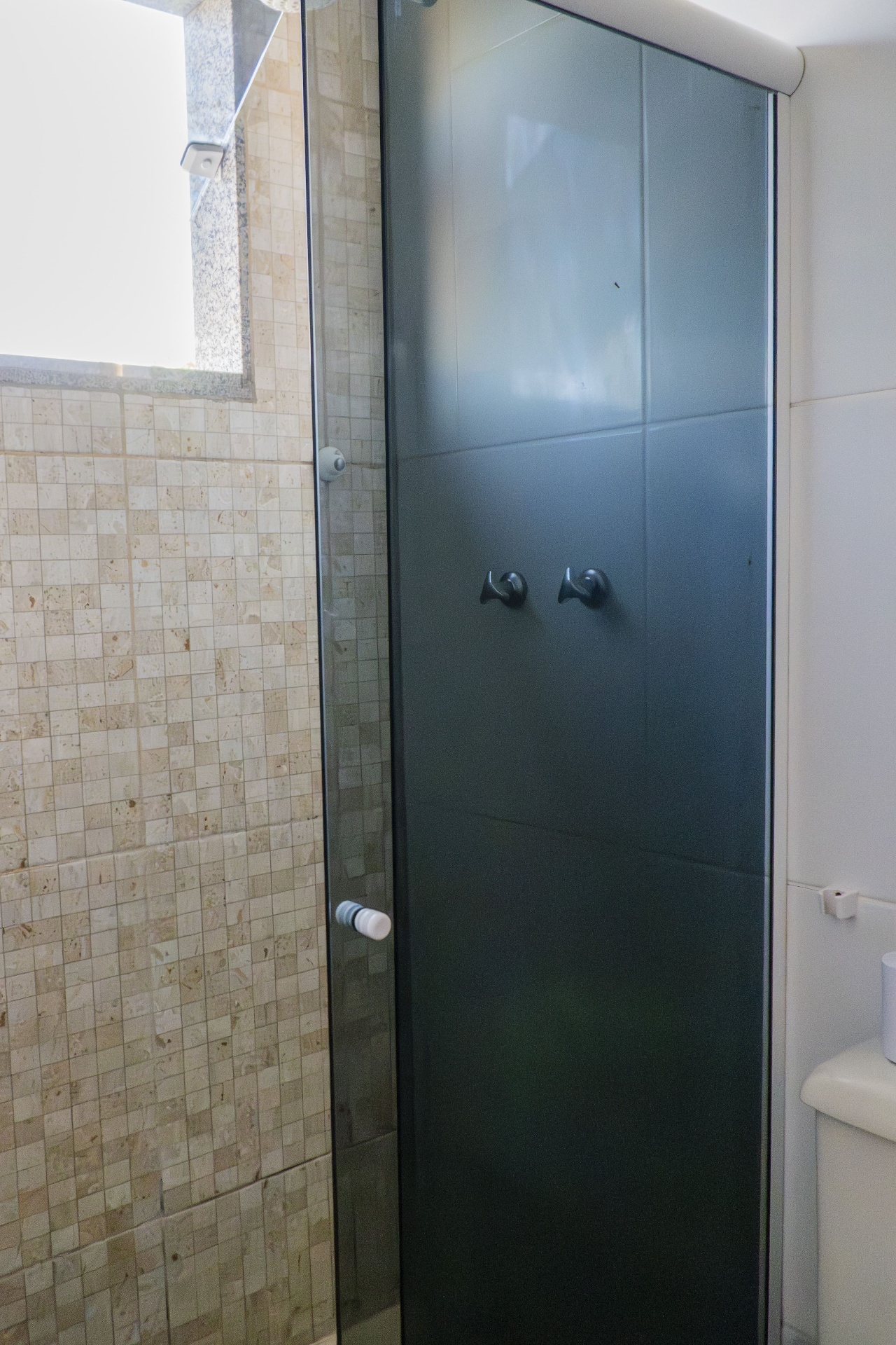 Quarto Dourado — detalhe do box do banheiro