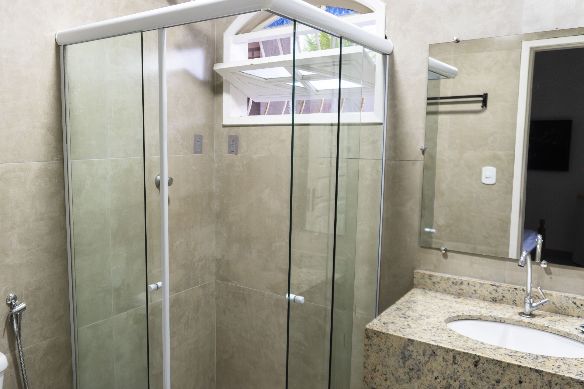 Quarto Sardinha — box do chuveiro