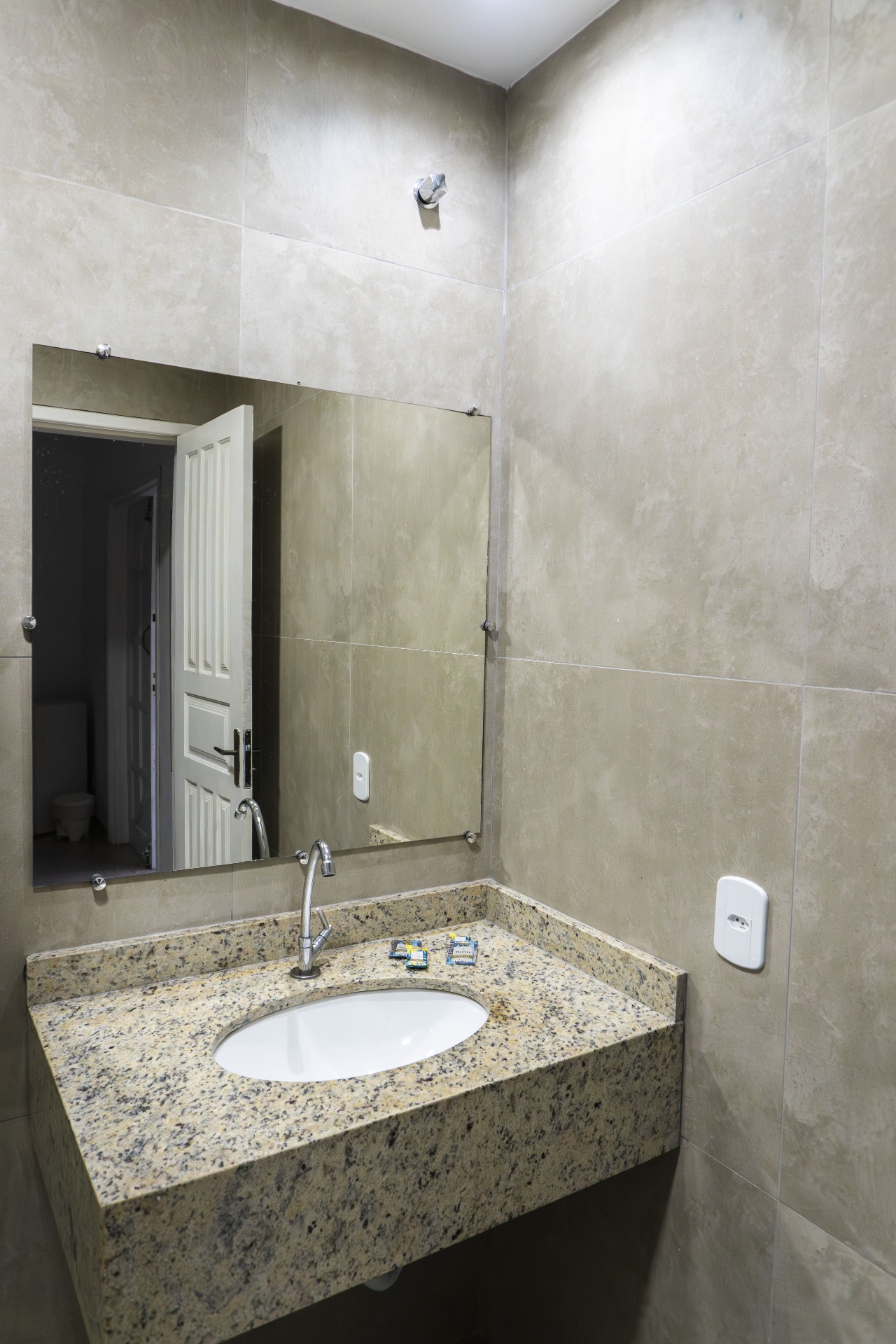 Quarto Sardinha — bancada e espelho do banheiro