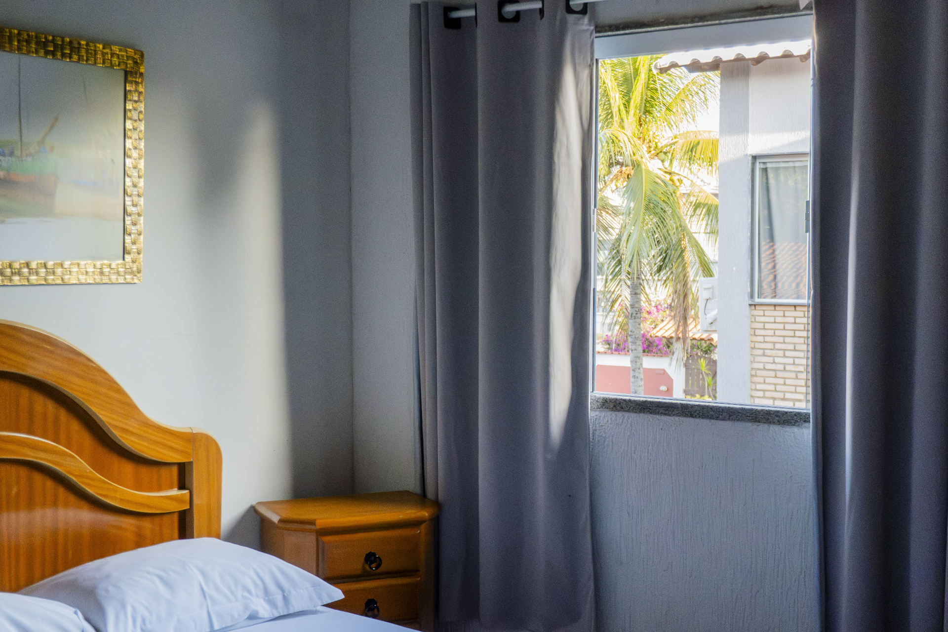 Quarto Dourado — cama com janela ao lado