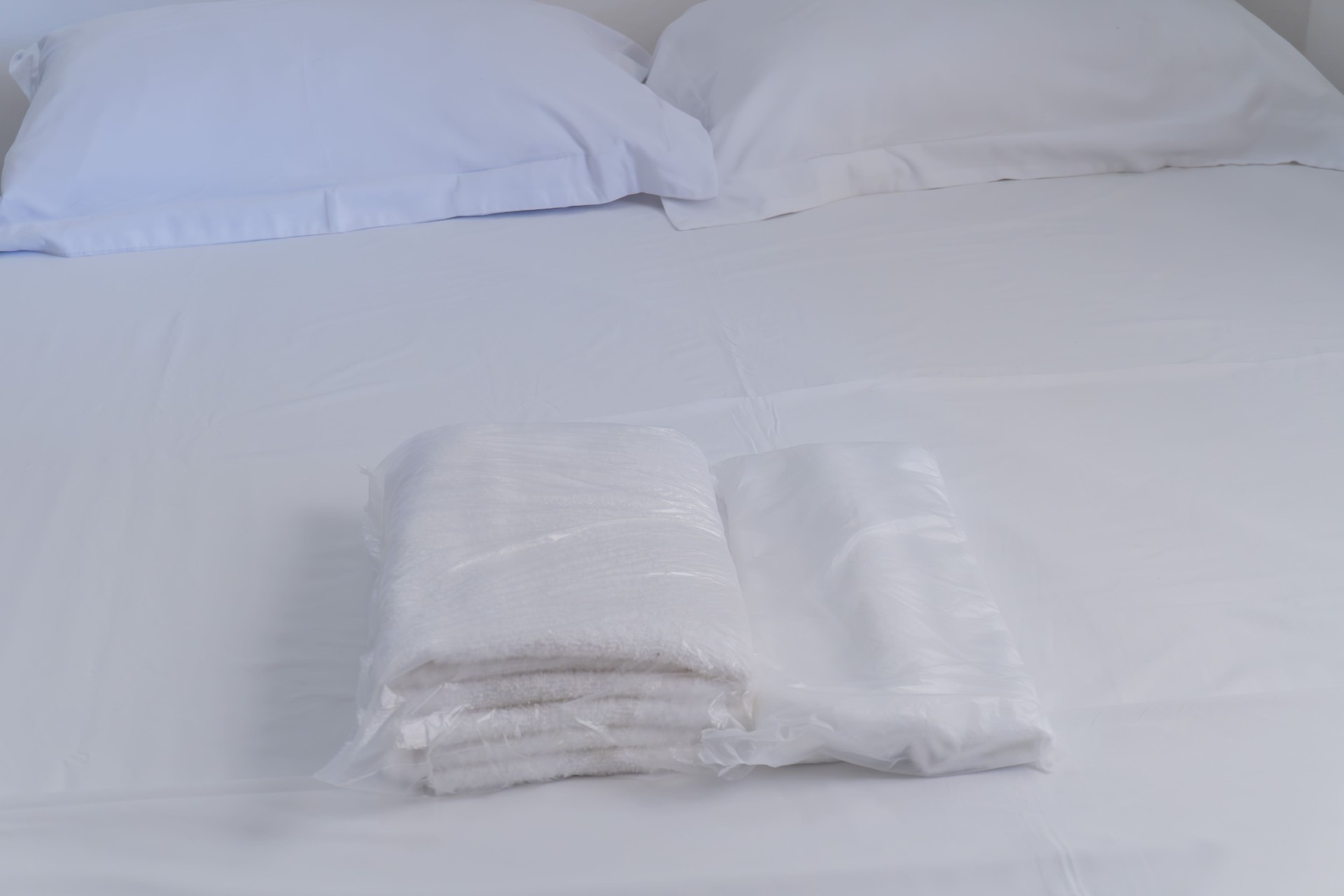 Quarto Cavalinha — toalhas e enxoval embalados sobre a cama