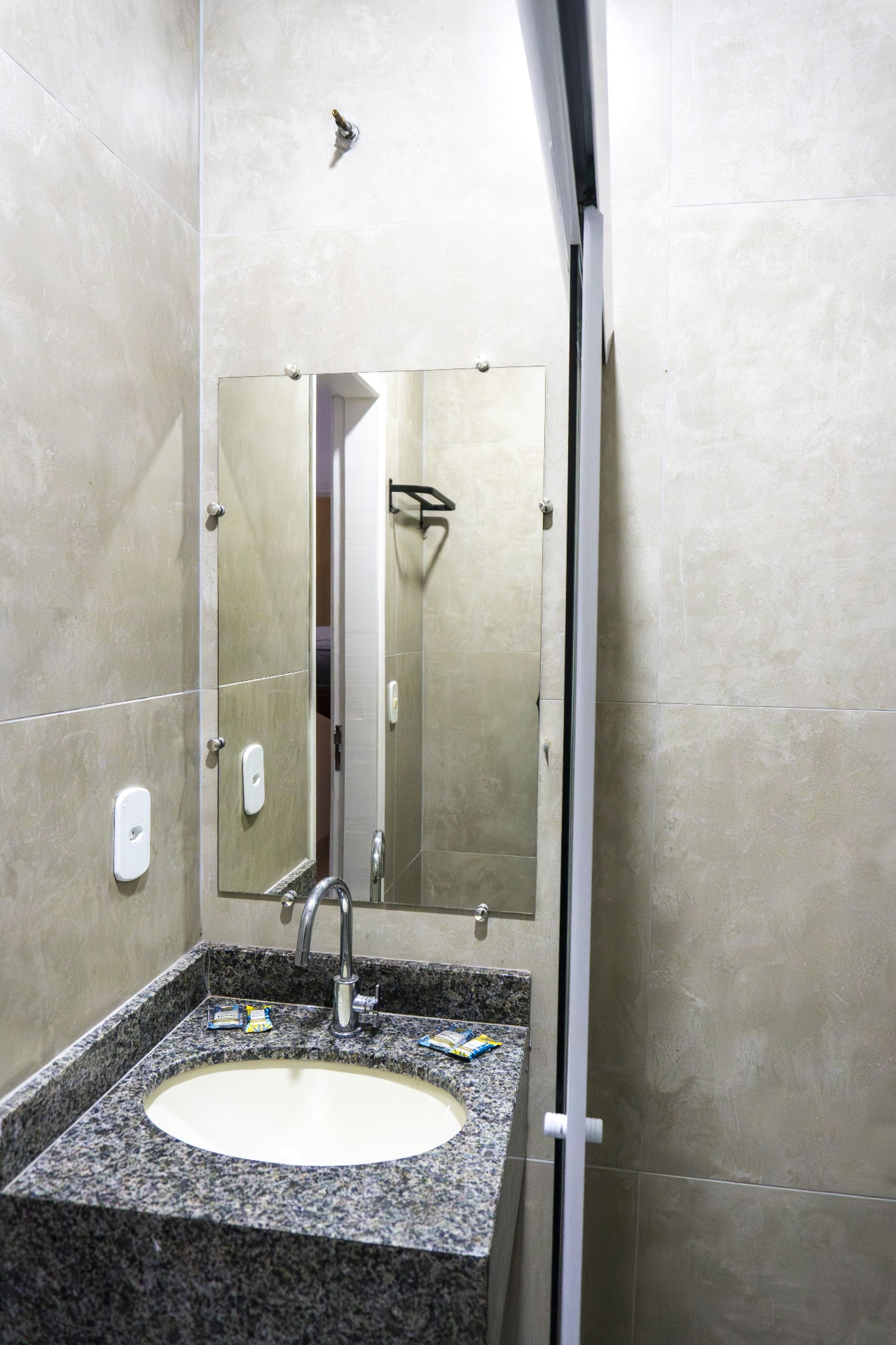 Quarto Manjubinha — bancada da pia e espelho do banheiro