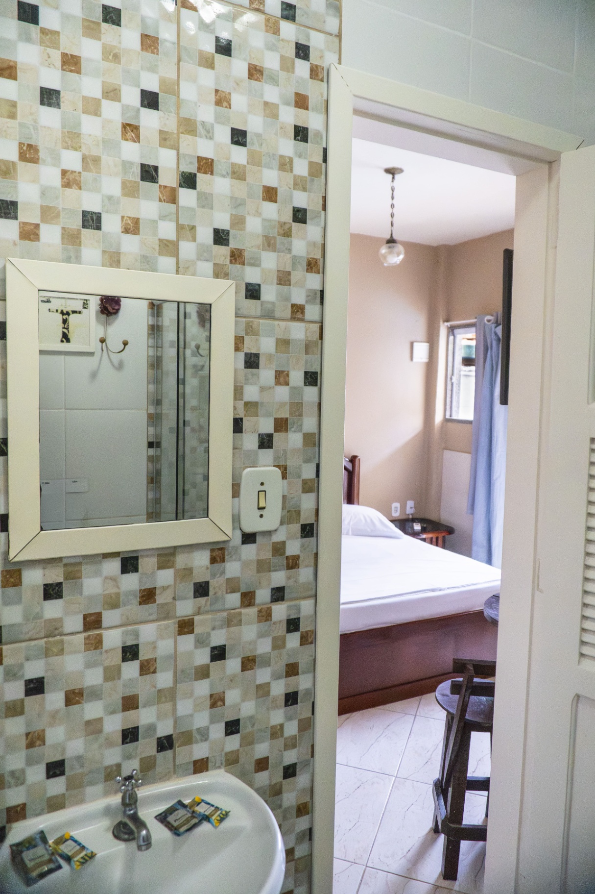 Quarto Coral — banheiro com pia