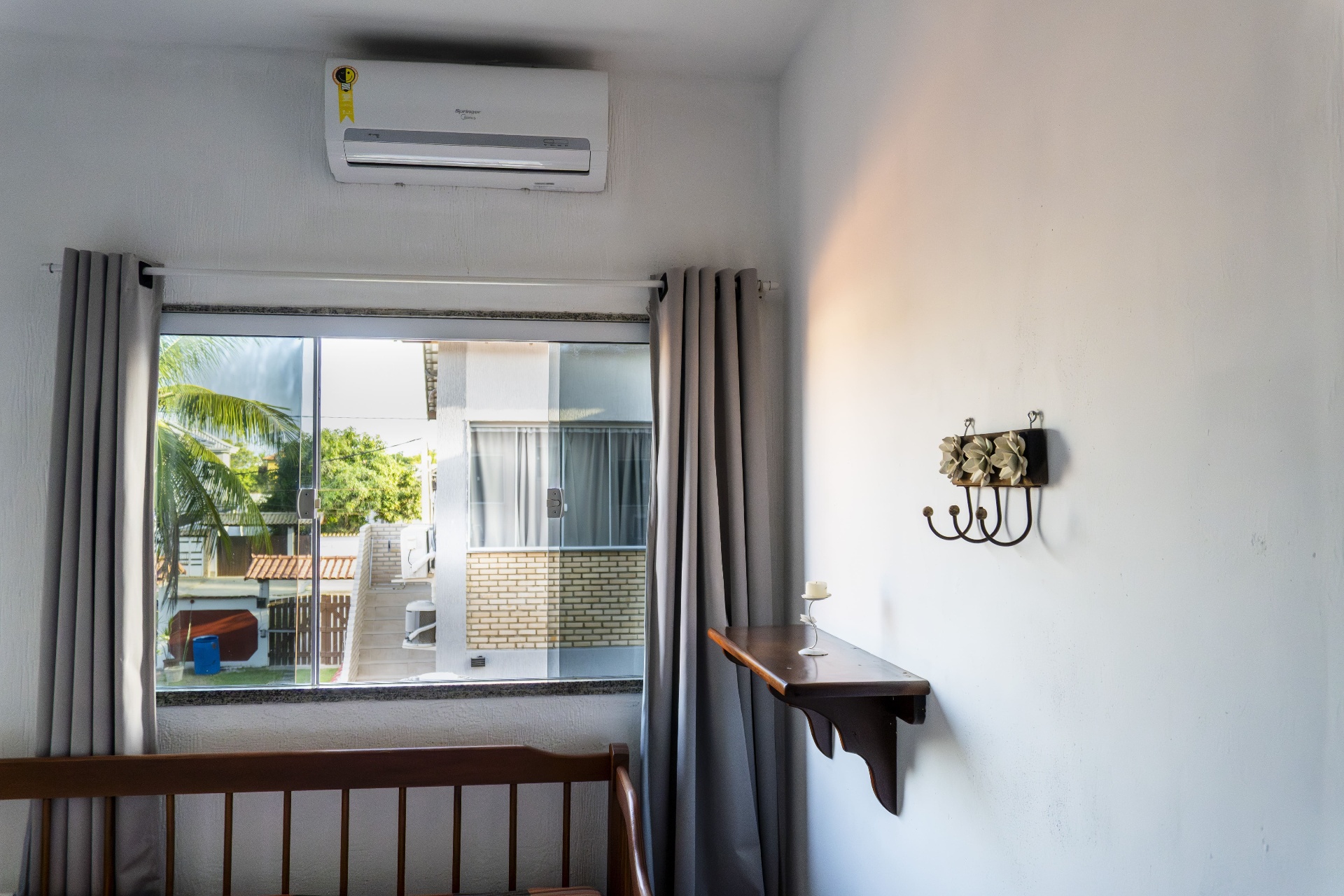 Quarto Estrela do Mar — janela com ar-condicionado