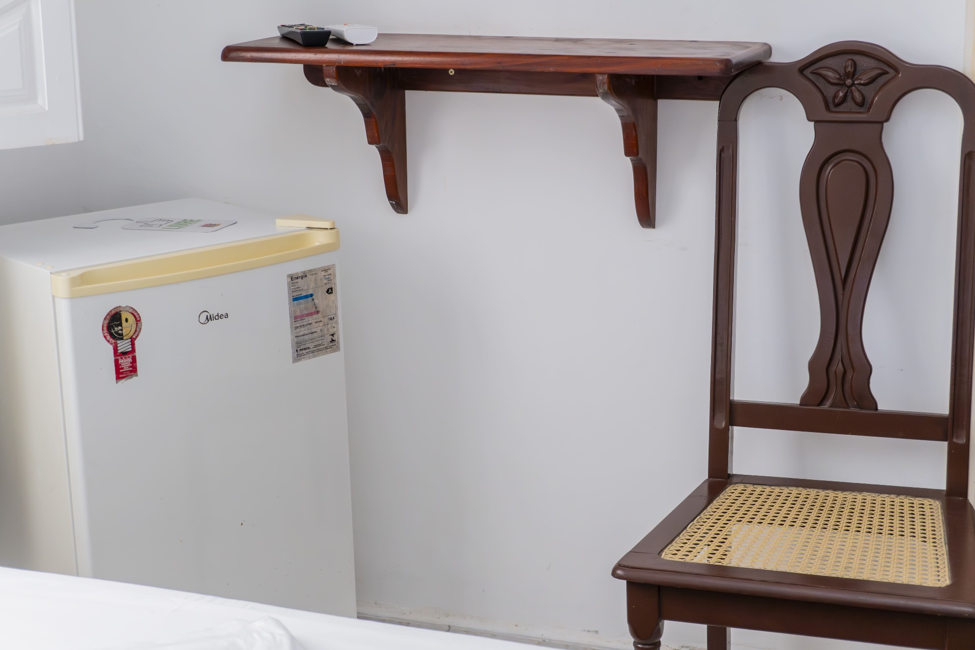 Quarto Cavalinha — frigobar, prateleira de apoio e cadeira