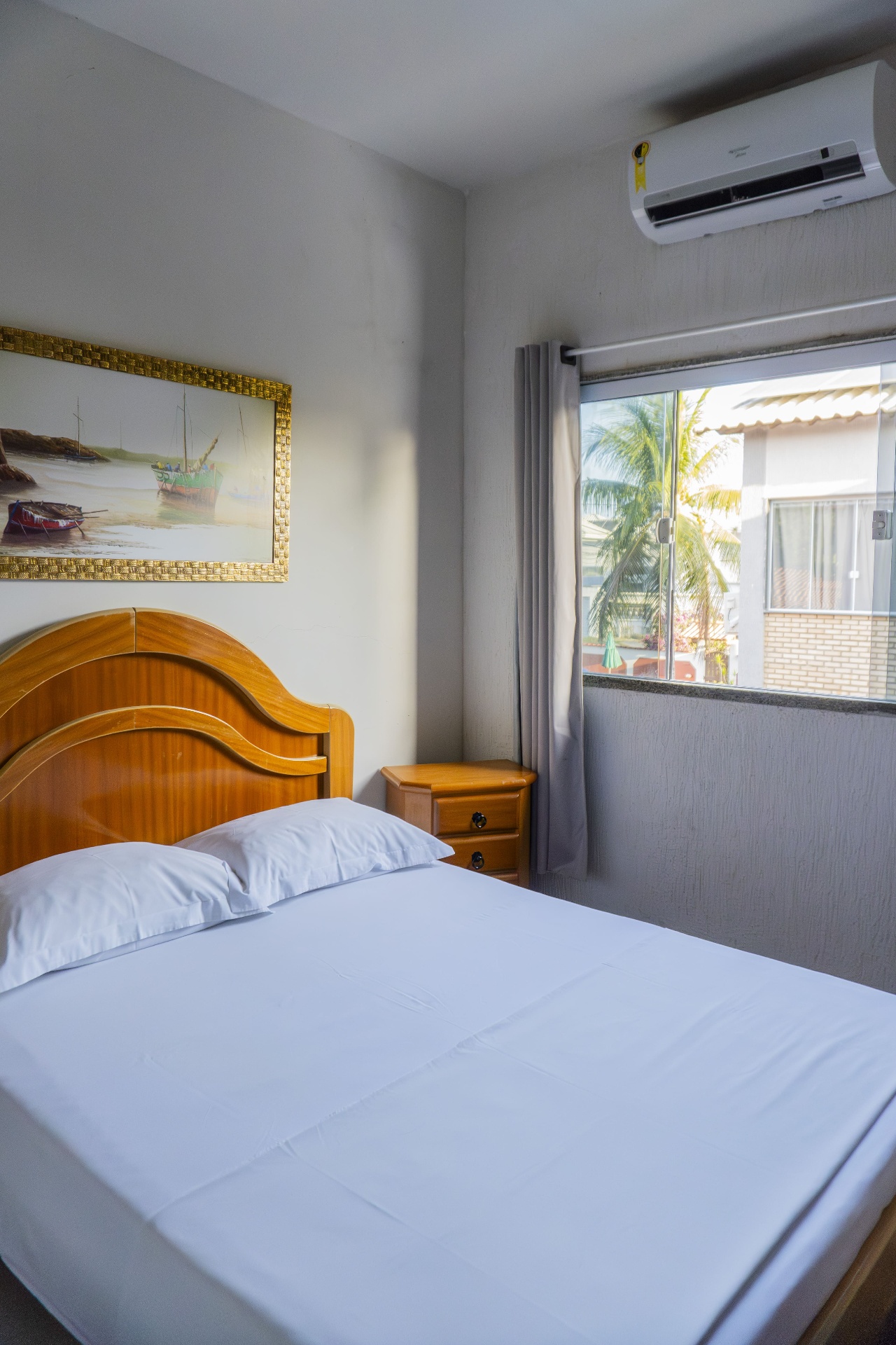 Quarto Dourado — ar-condicionado e janela