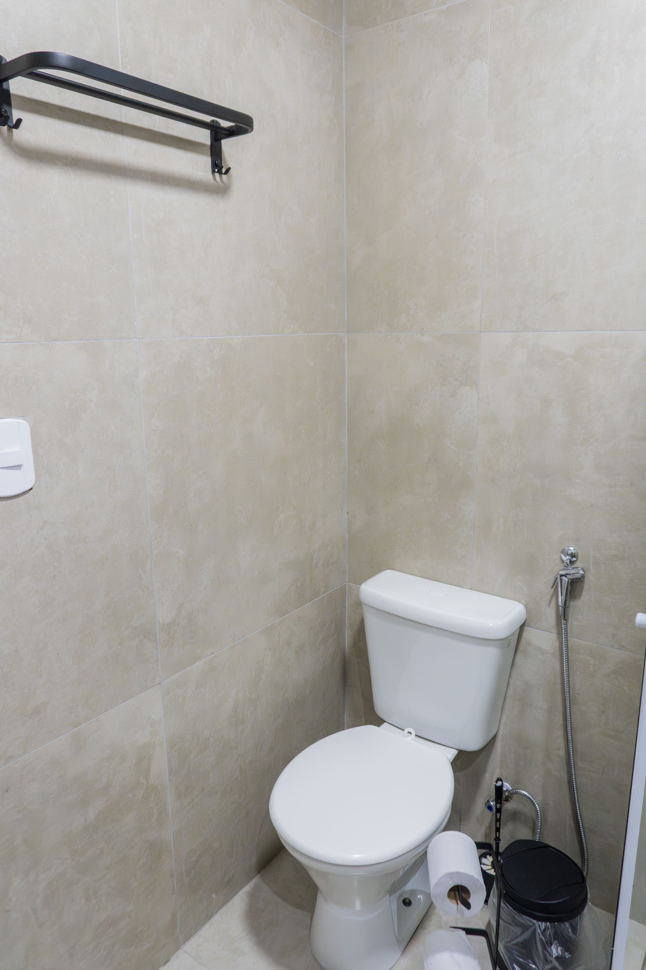 Quarto Sardinha — banheiro com vaso sanitário e ducha higiênica