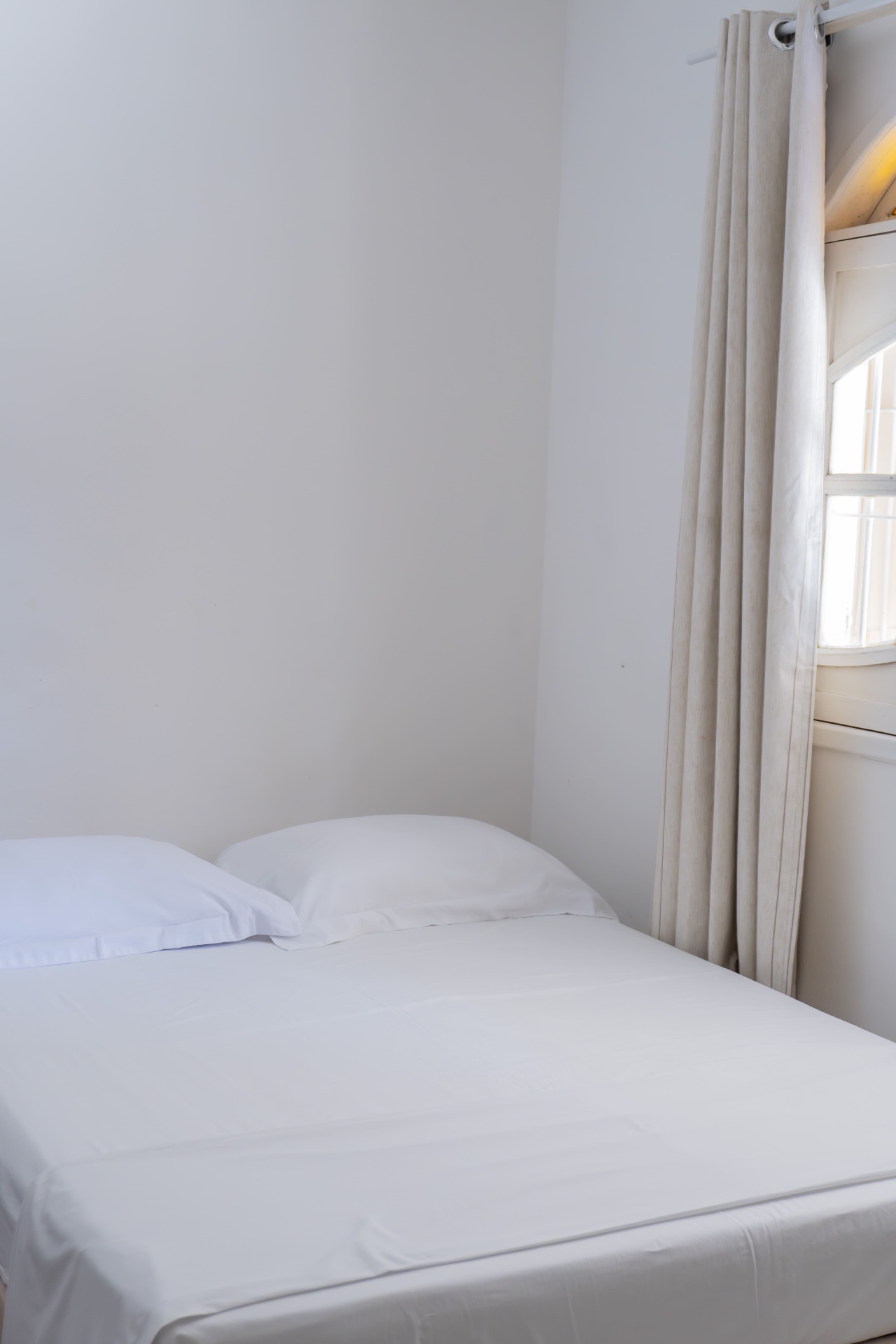 Quarto Cavalinha — cama de casal com roupa de cama branca