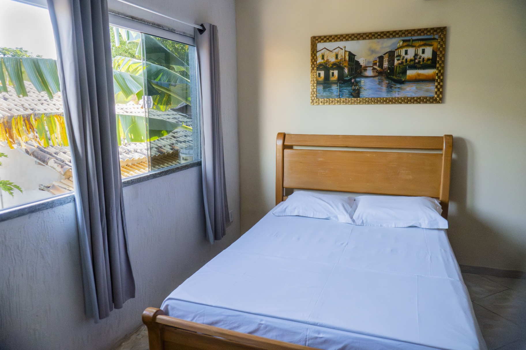 Quarto Marlim Azul — cama de casal com vista para a janela