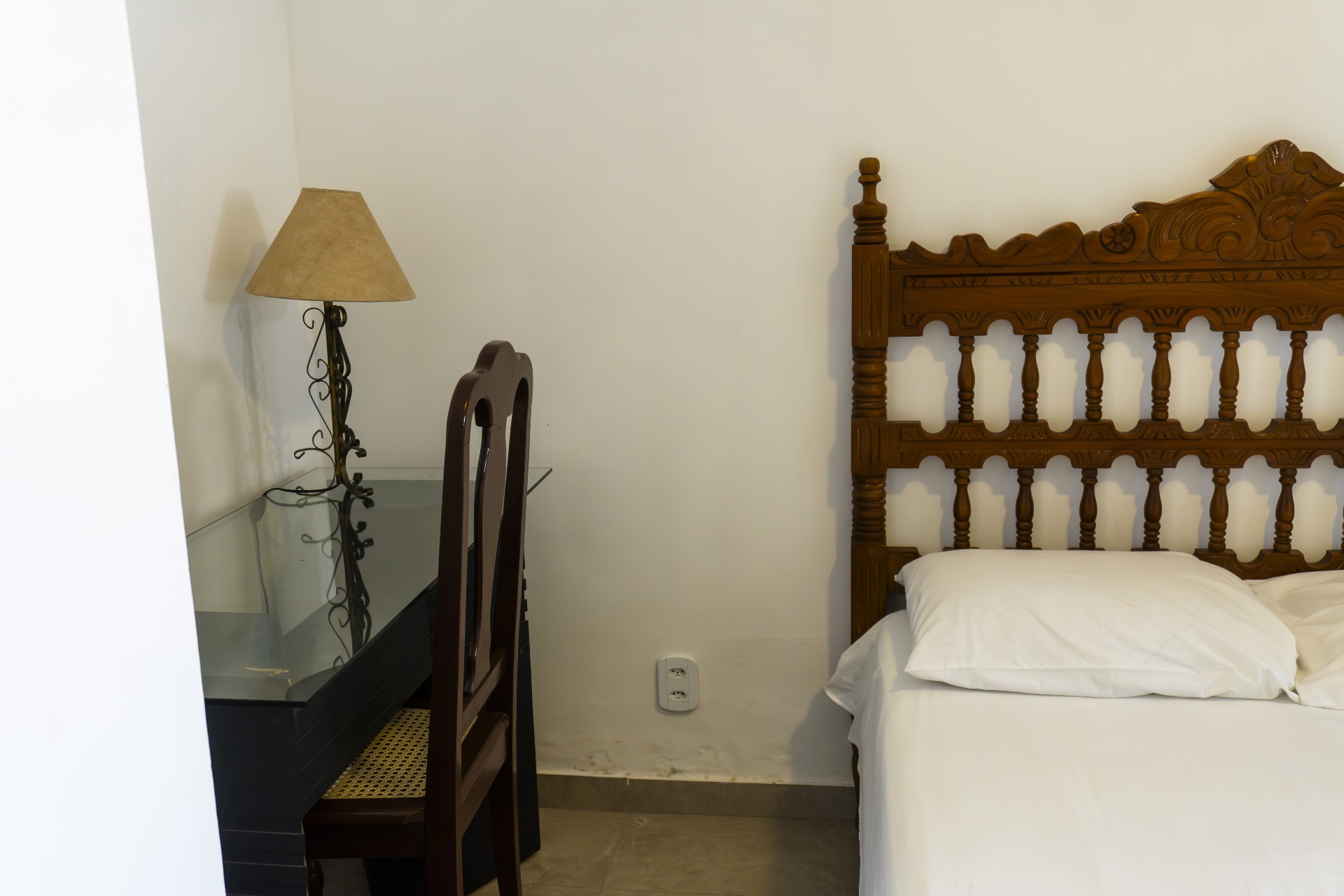 Quarto Sardinha — detalhe da escrivaninha e cabeceira entalhada